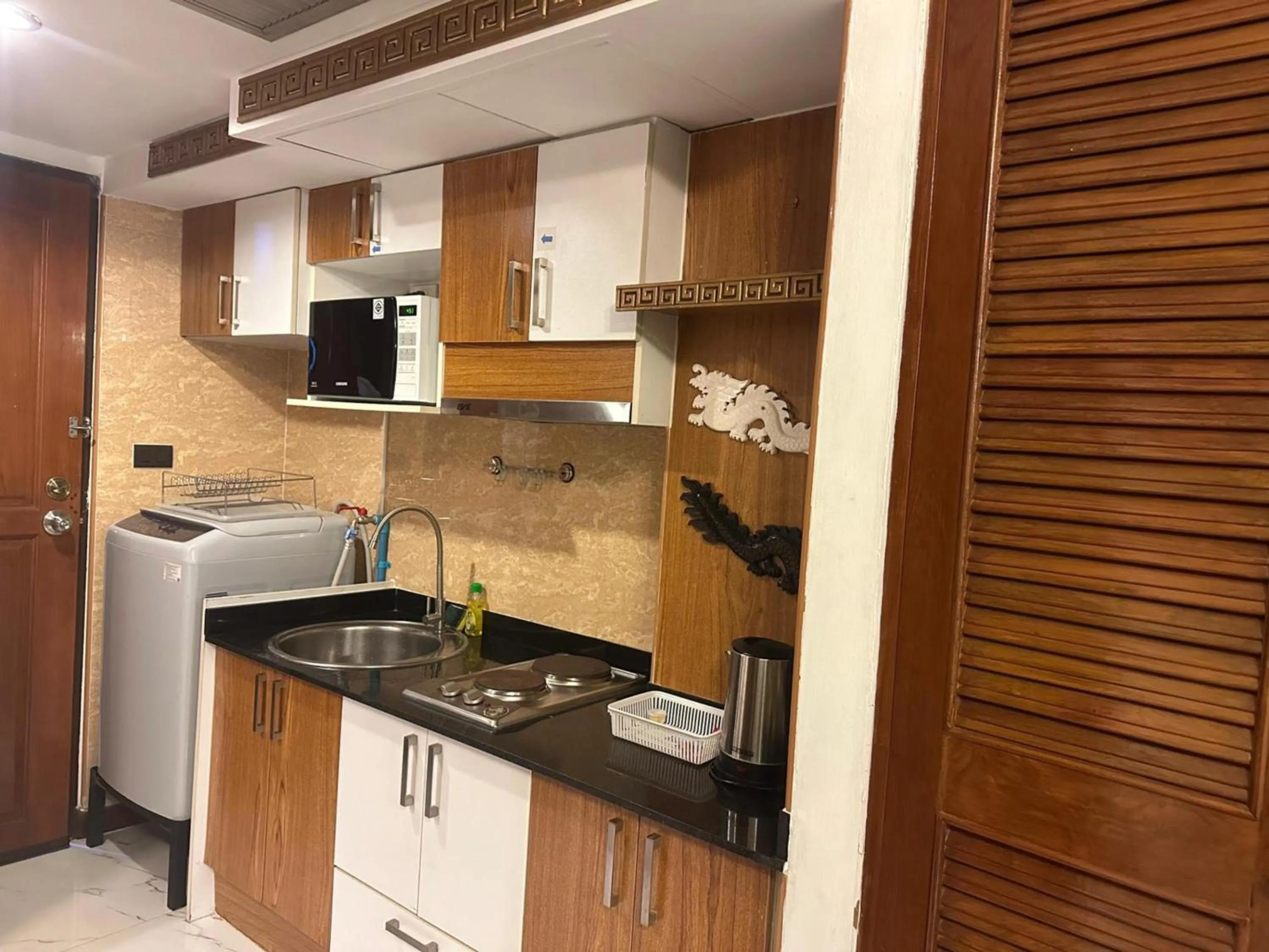 microwave in Omni Tower Cozy Apartments by Direct Rooms