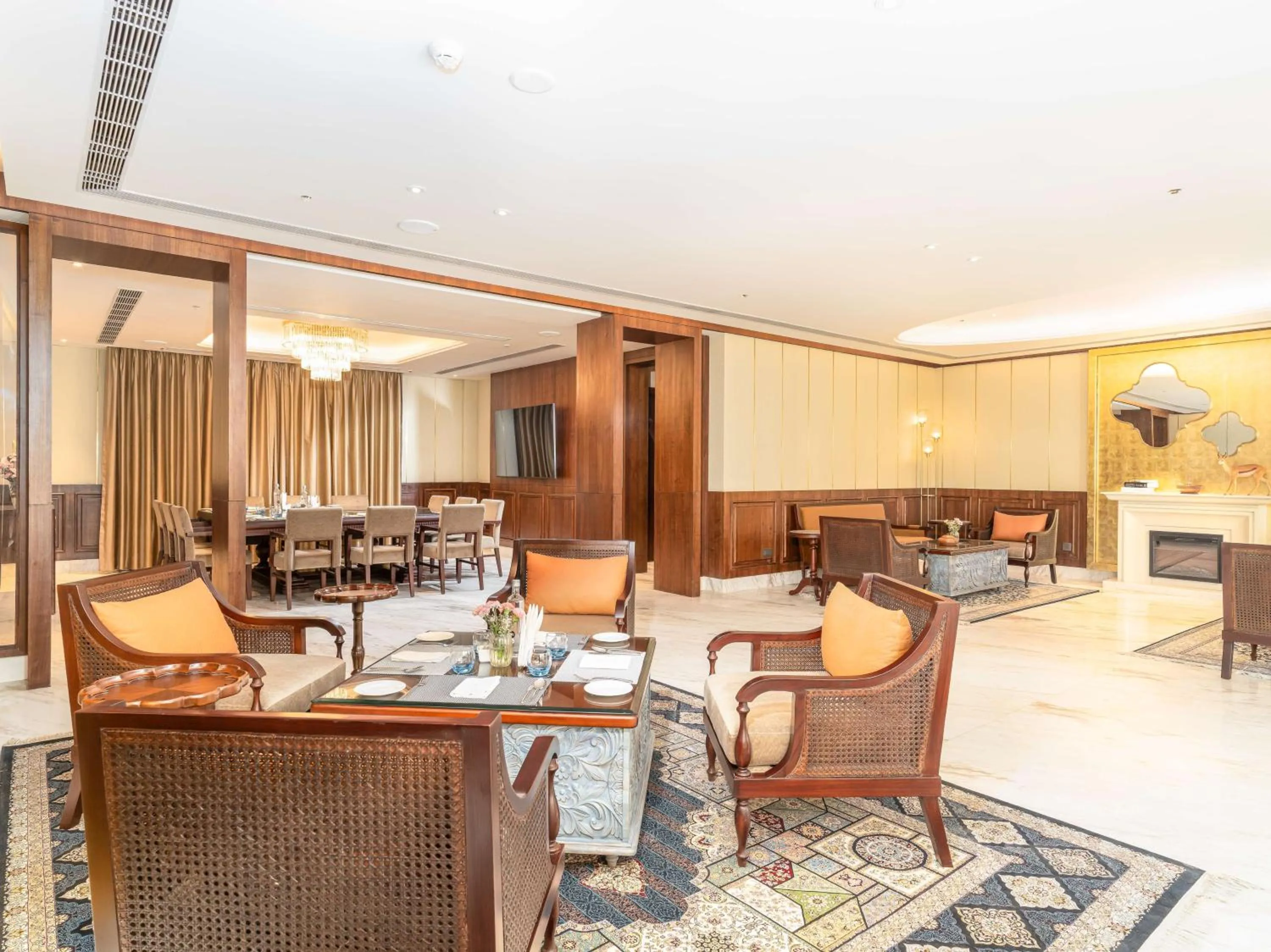 Lounge or bar in Radisson Collection Hotel & Spa, Riverfront Srinagar