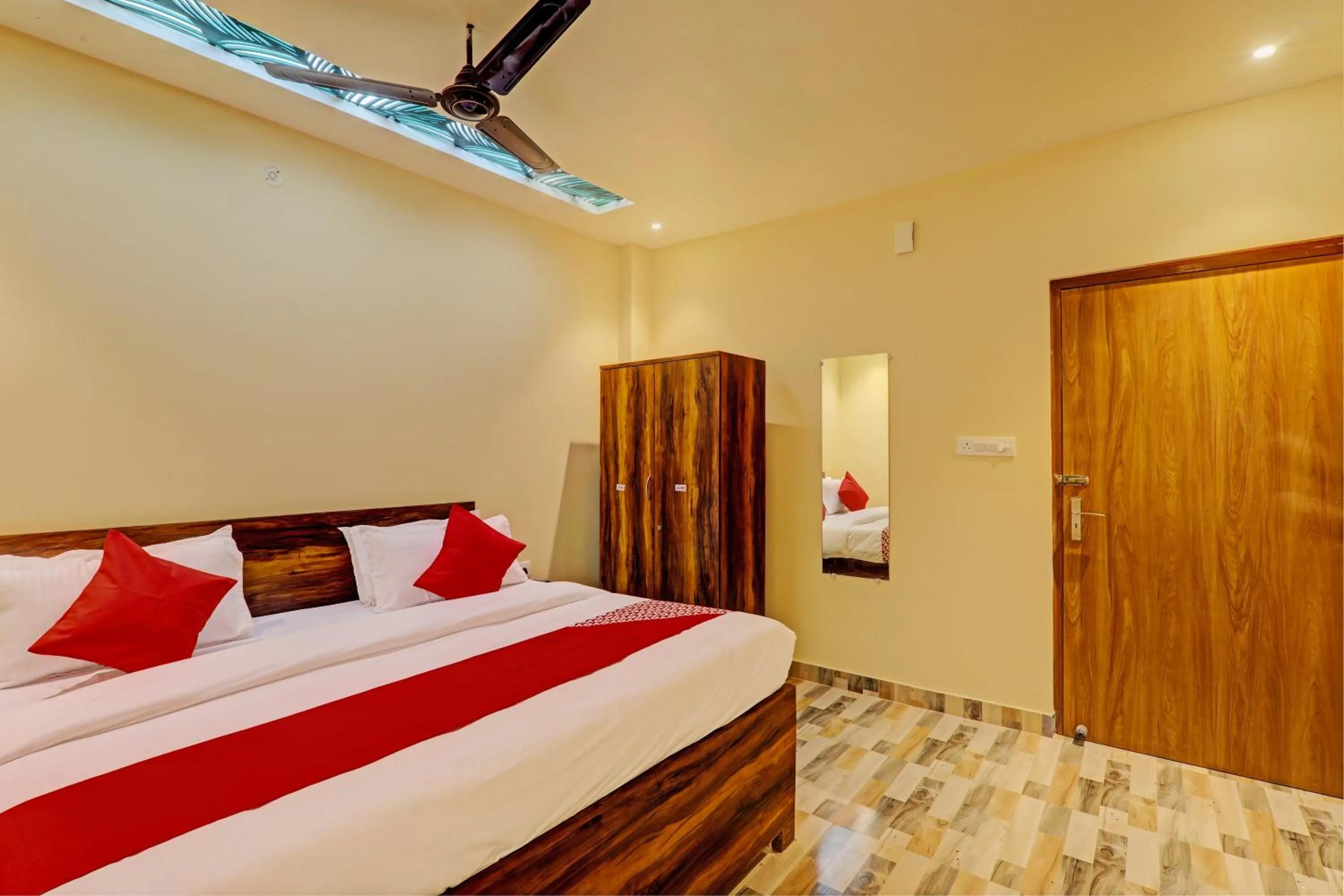 Bedroom in Hotel O Royal Regency Palace