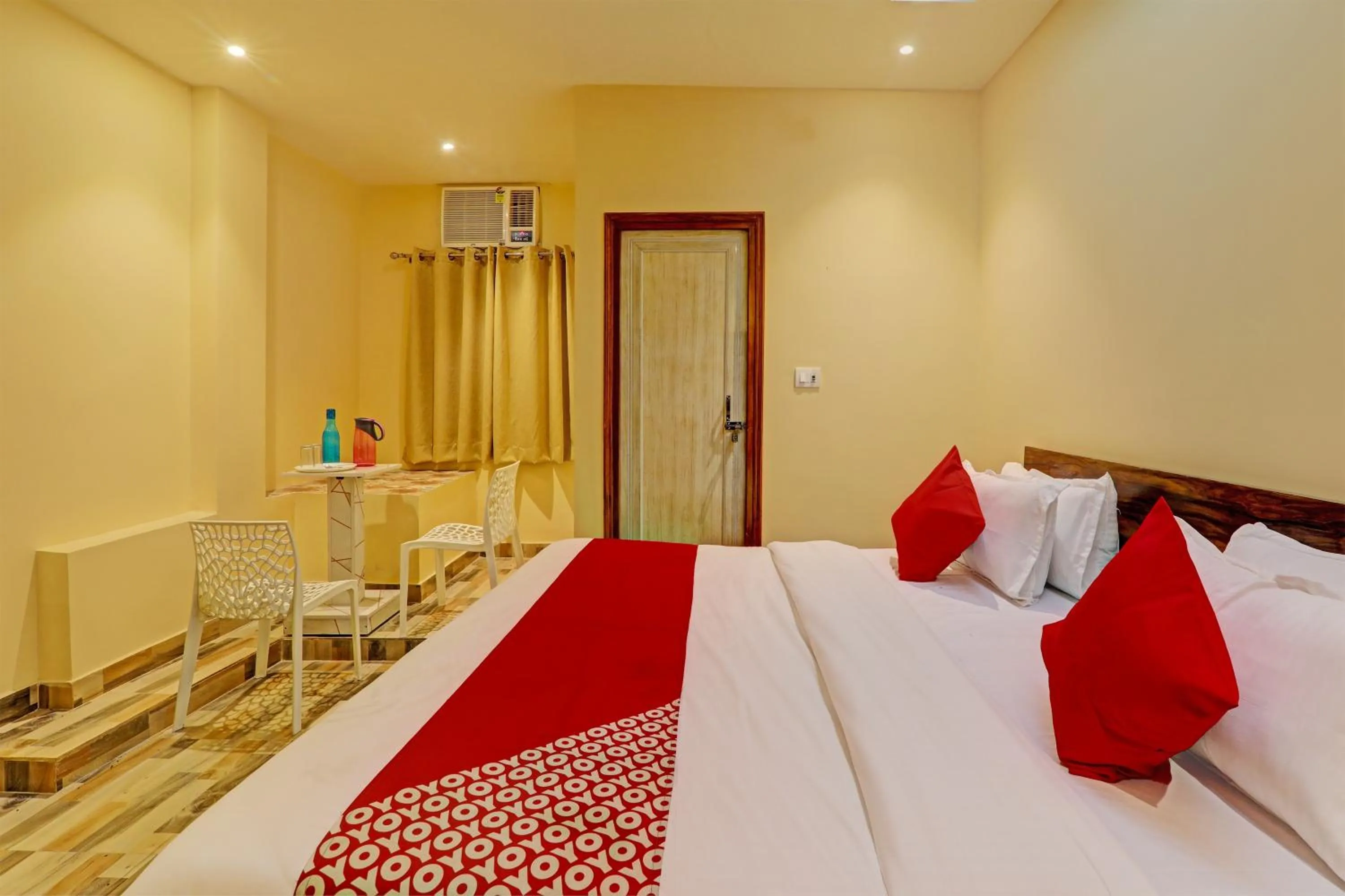 Bedroom in Hotel O Royal Regency Palace