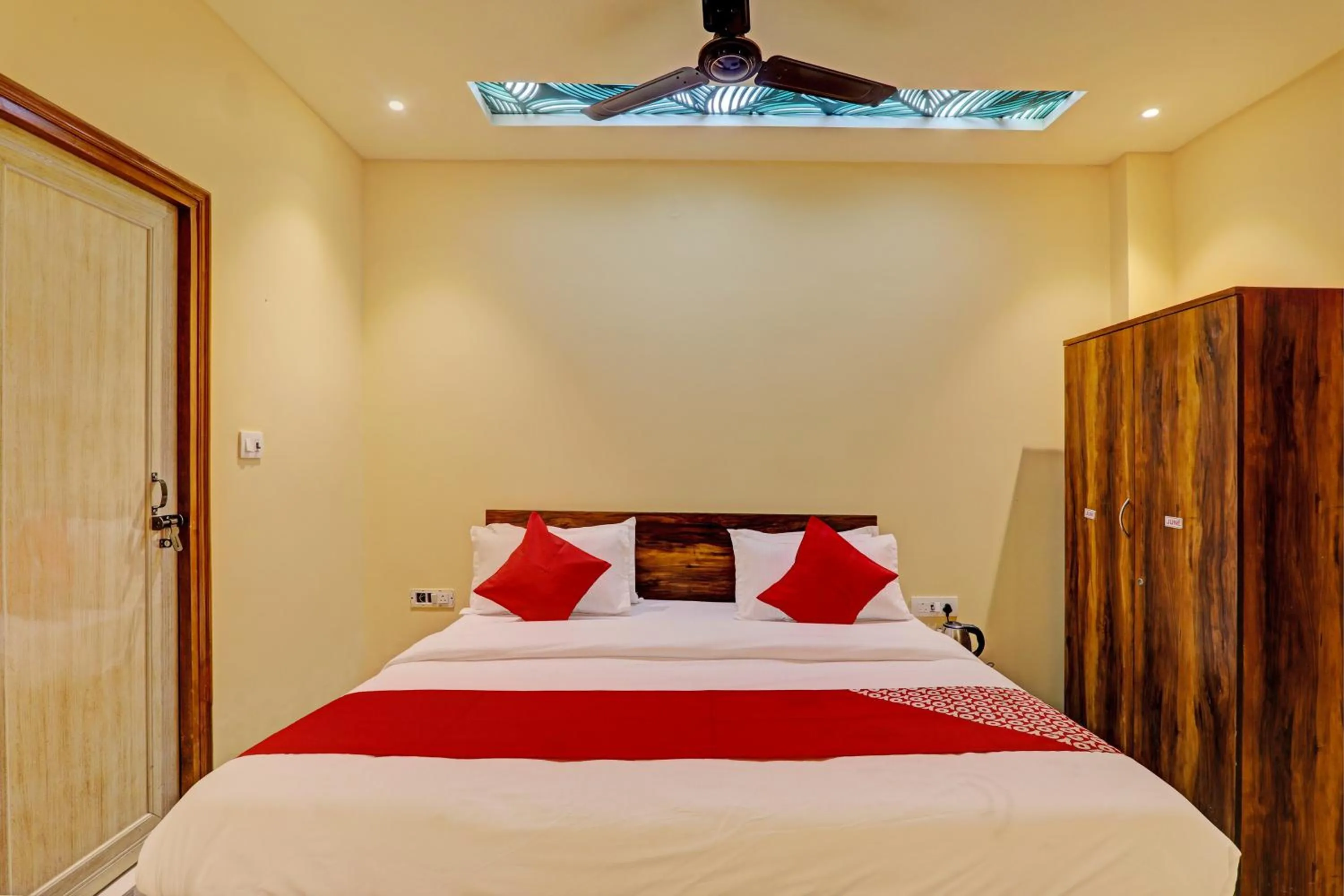 Bedroom in Hotel O Royal Regency Palace