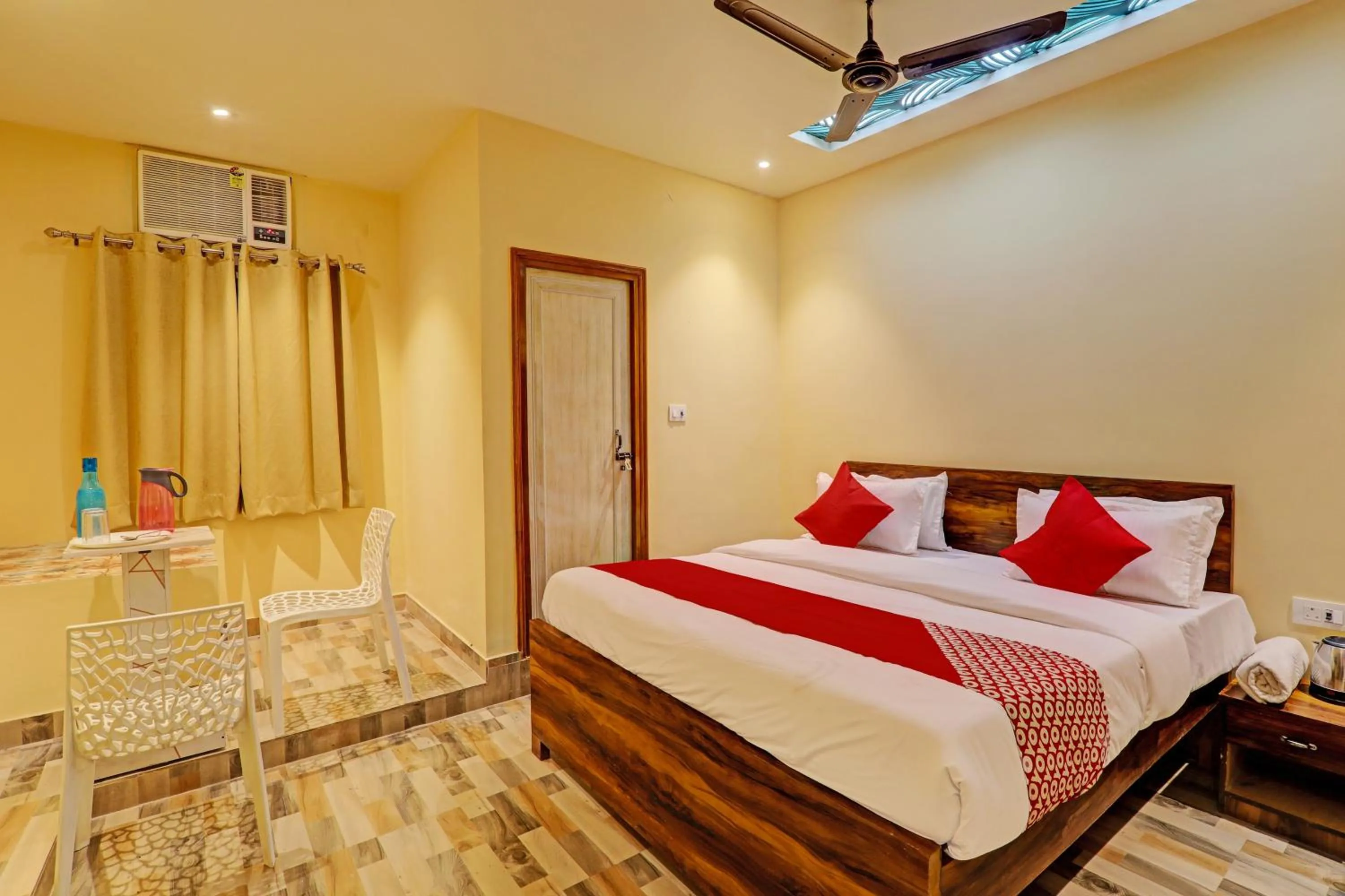 Bedroom in Hotel O Royal Regency Palace