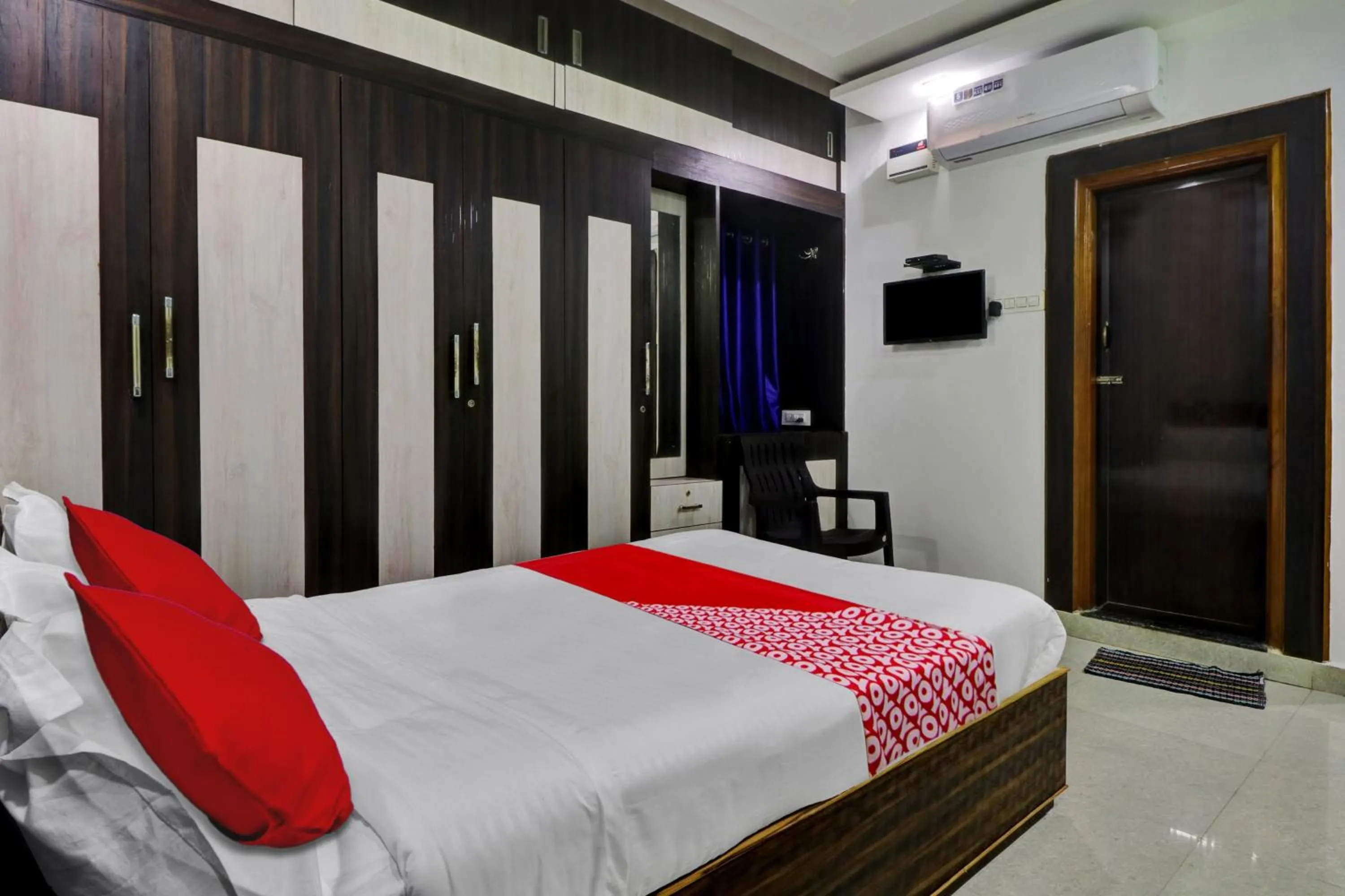 Bedroom, Bed in Hotel O SESHADRI HOMESTAY