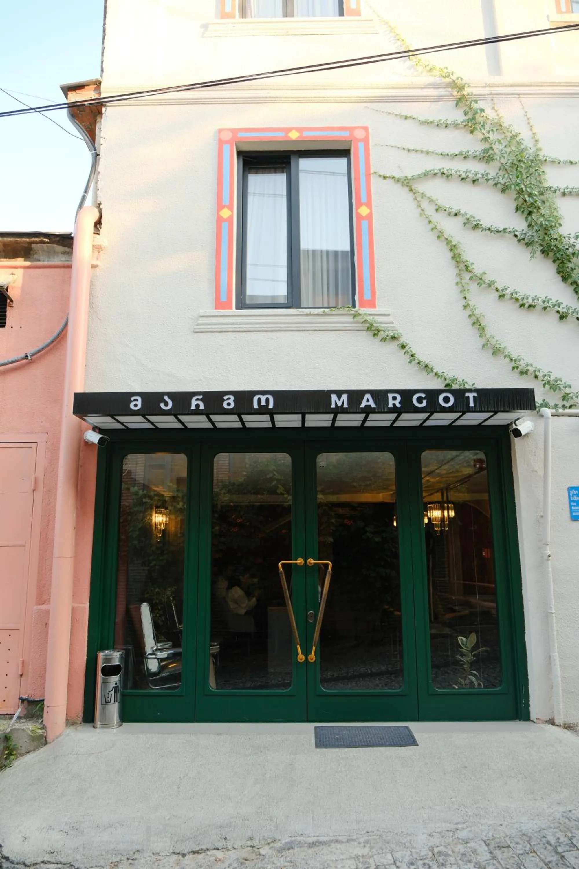 Facade/entrance in Margot Sololaki