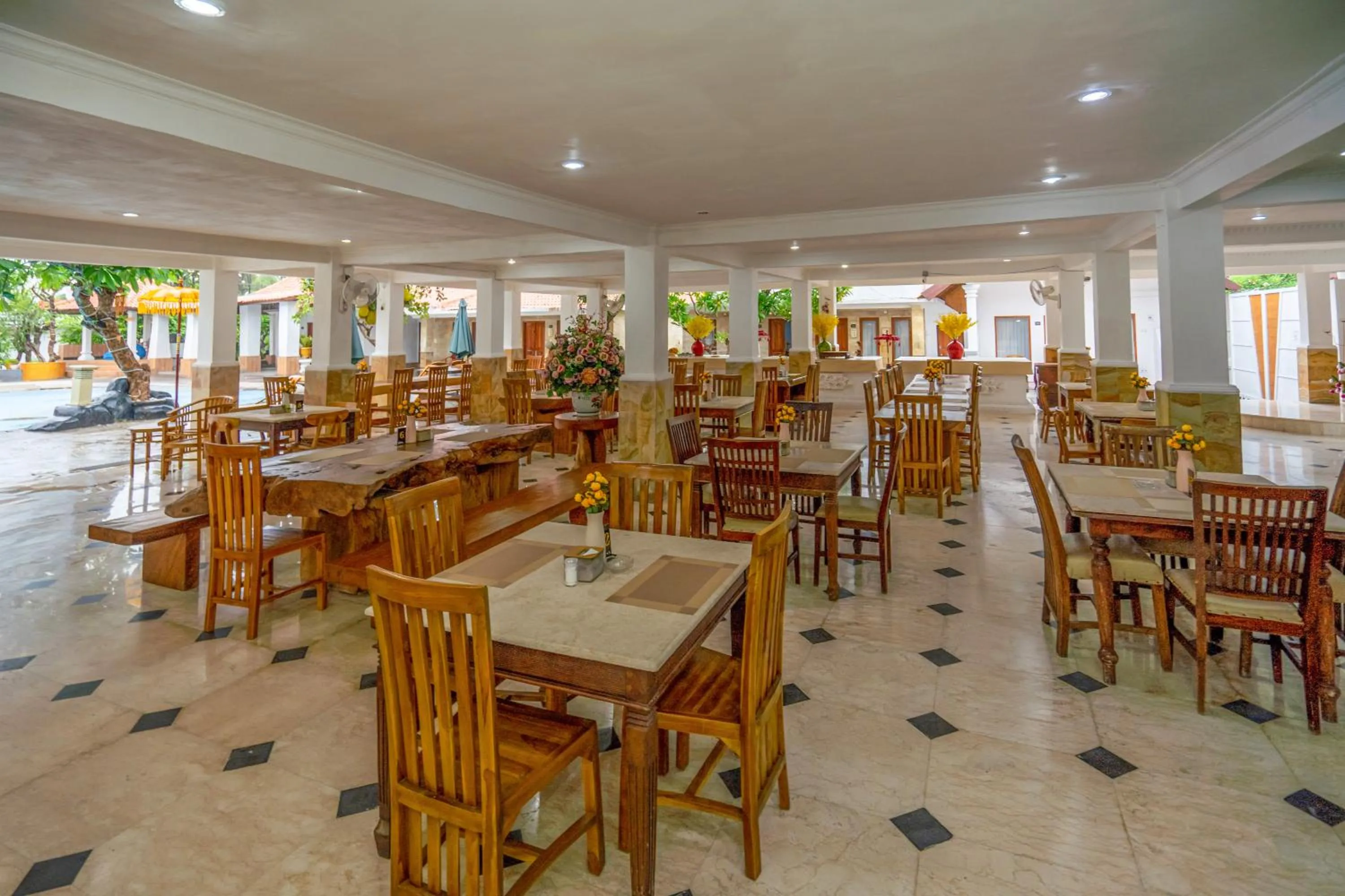 Restaurant/places to eat in Grand Melka Hotel