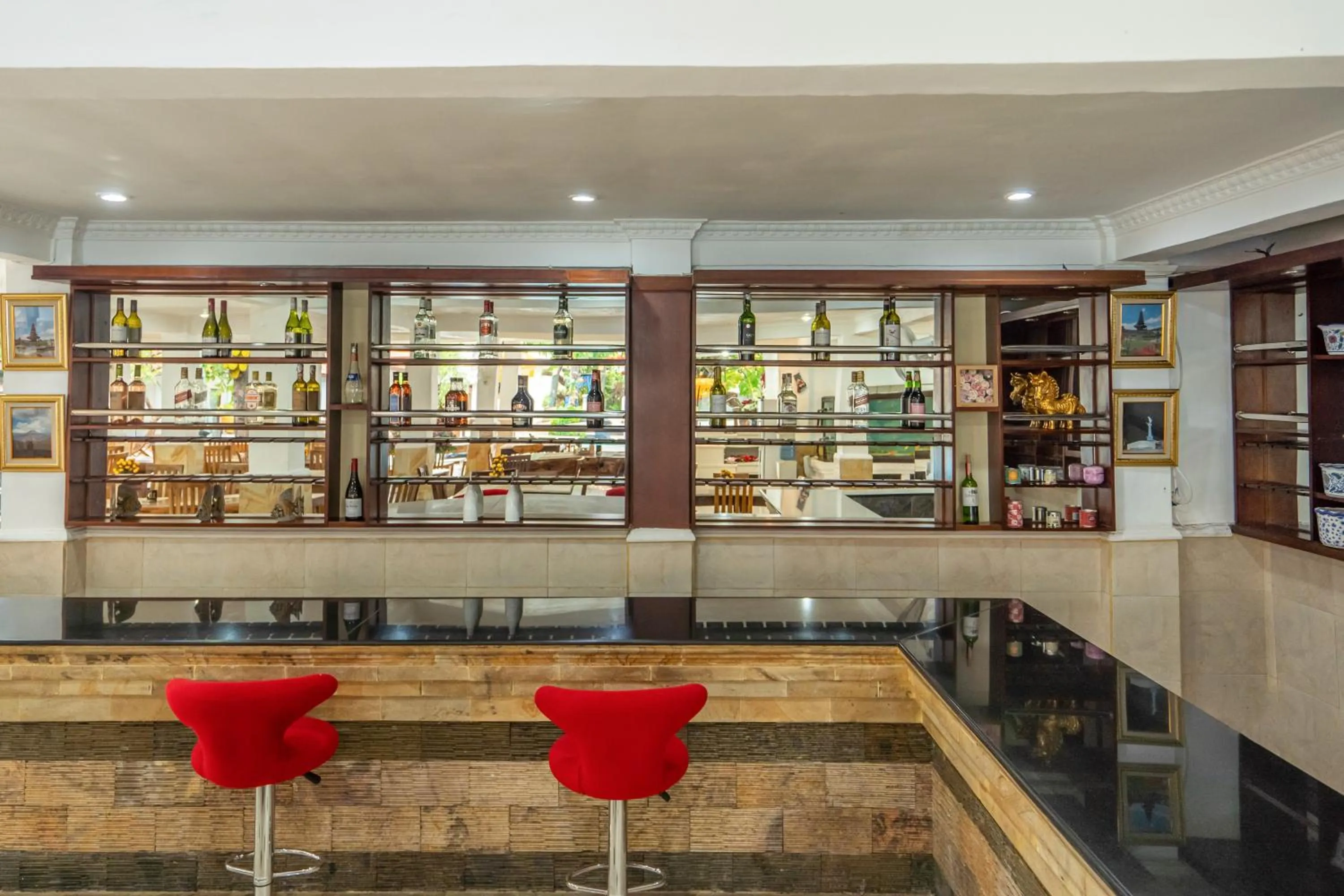 Restaurant/places to eat in Grand Melka Hotel