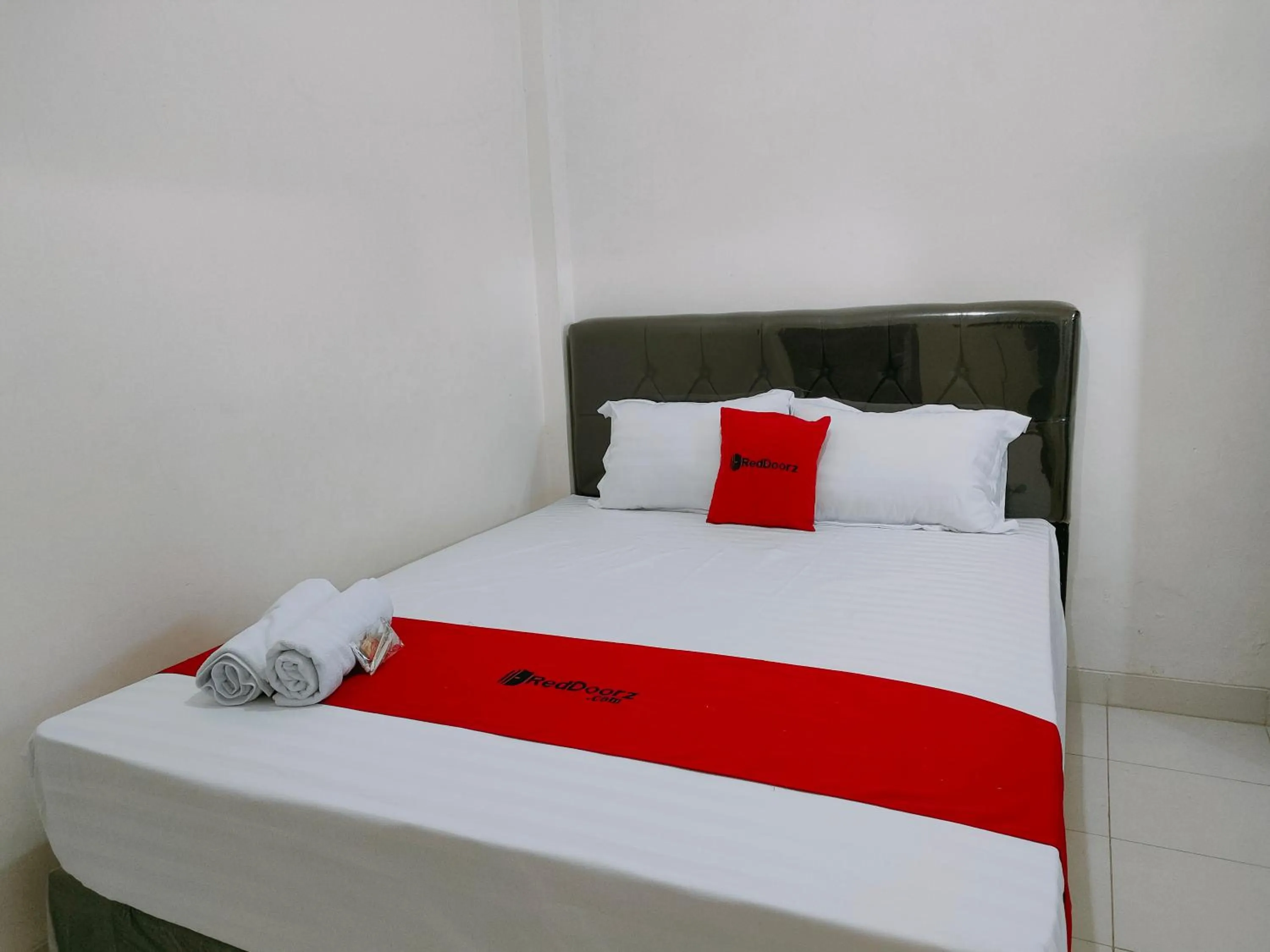 Bedroom, Bed in RedDoorz Syariah near Jogja Expo Center