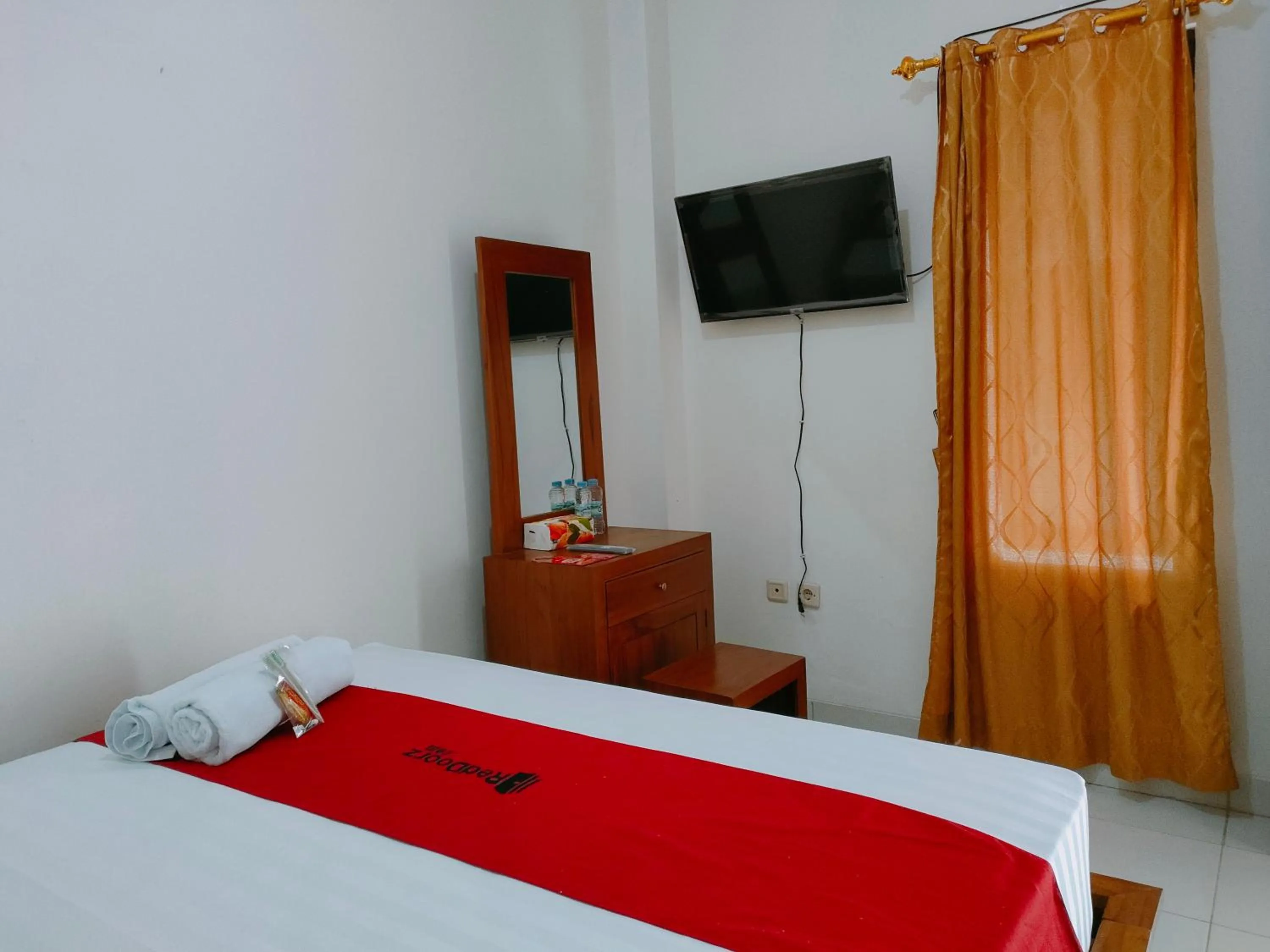 Bedroom, Bed in RedDoorz Syariah near Jogja Expo Center