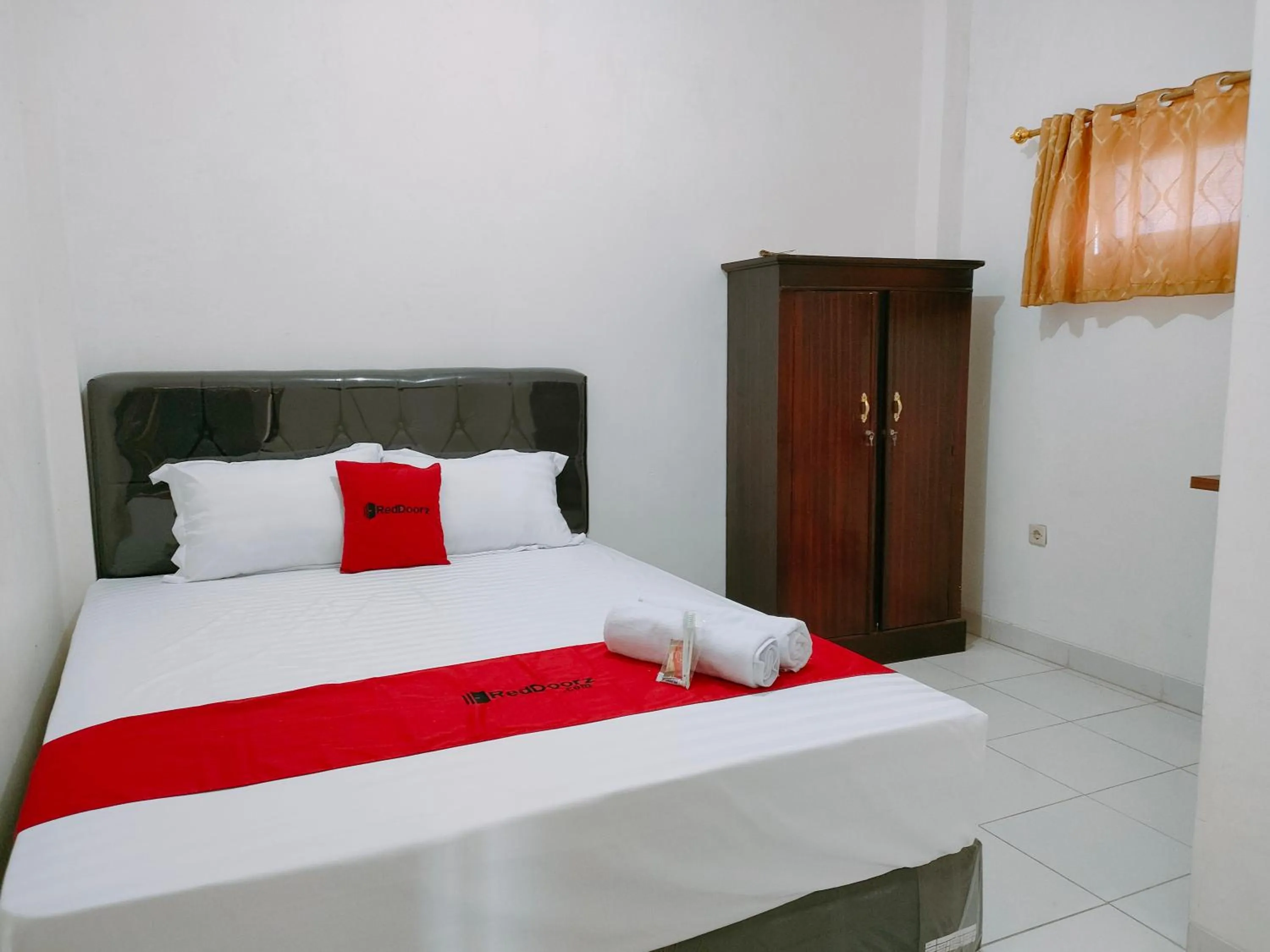 Bedroom, Bed in RedDoorz Syariah near Jogja Expo Center