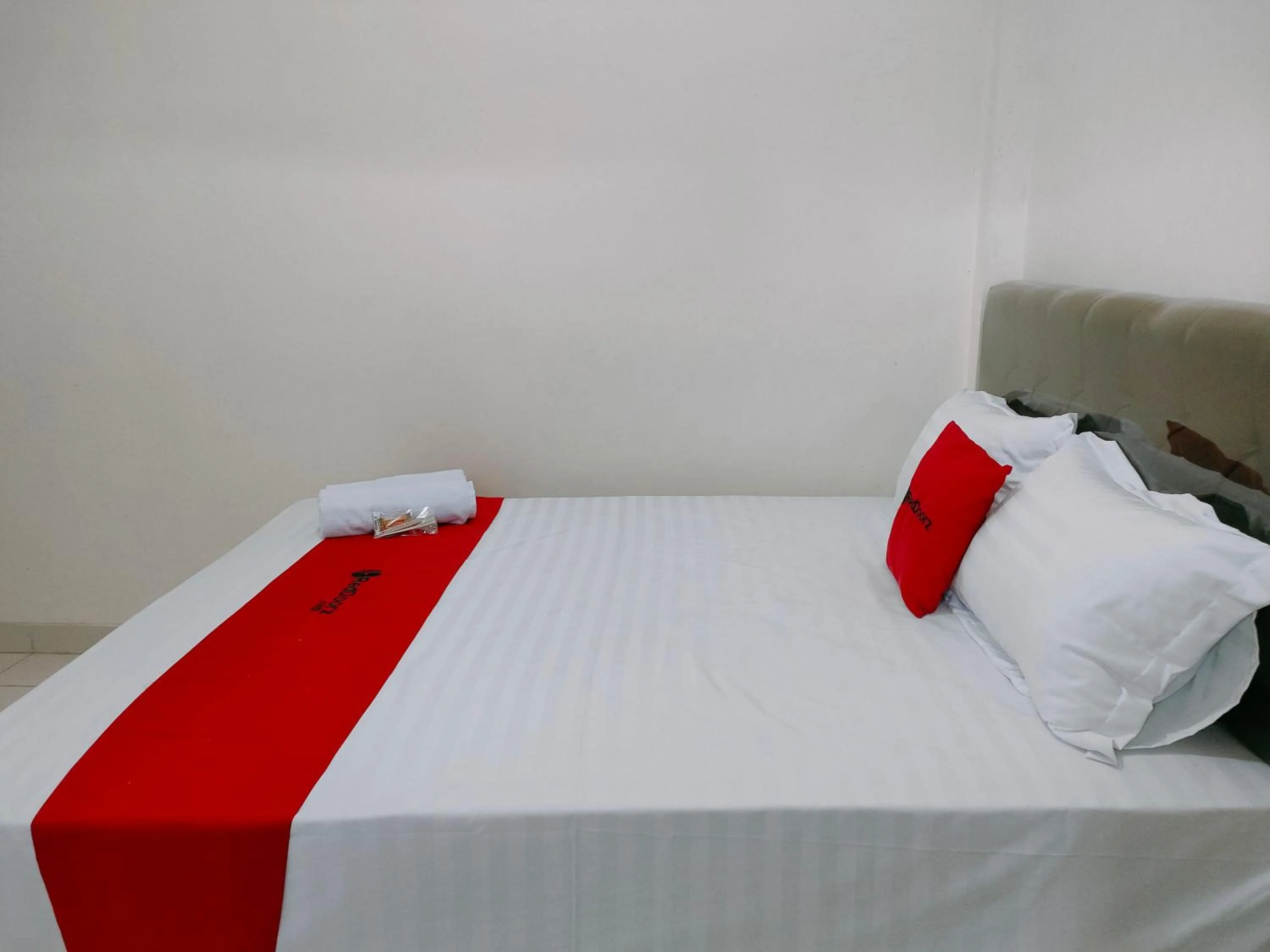 Bedroom, Bed in RedDoorz Syariah near Jogja Expo Center