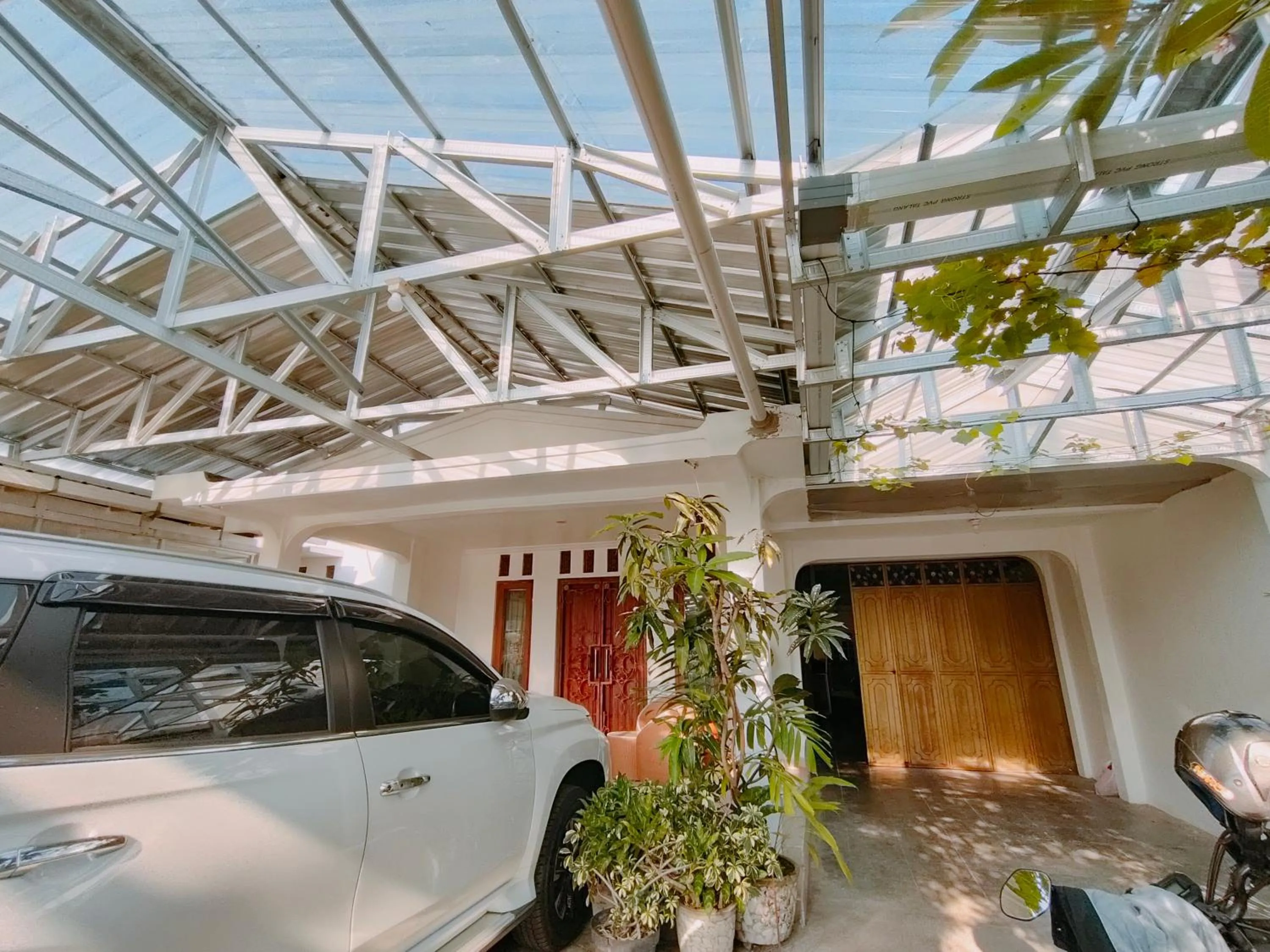 Parking in RedDoorz Syariah near Jogja Expo Center