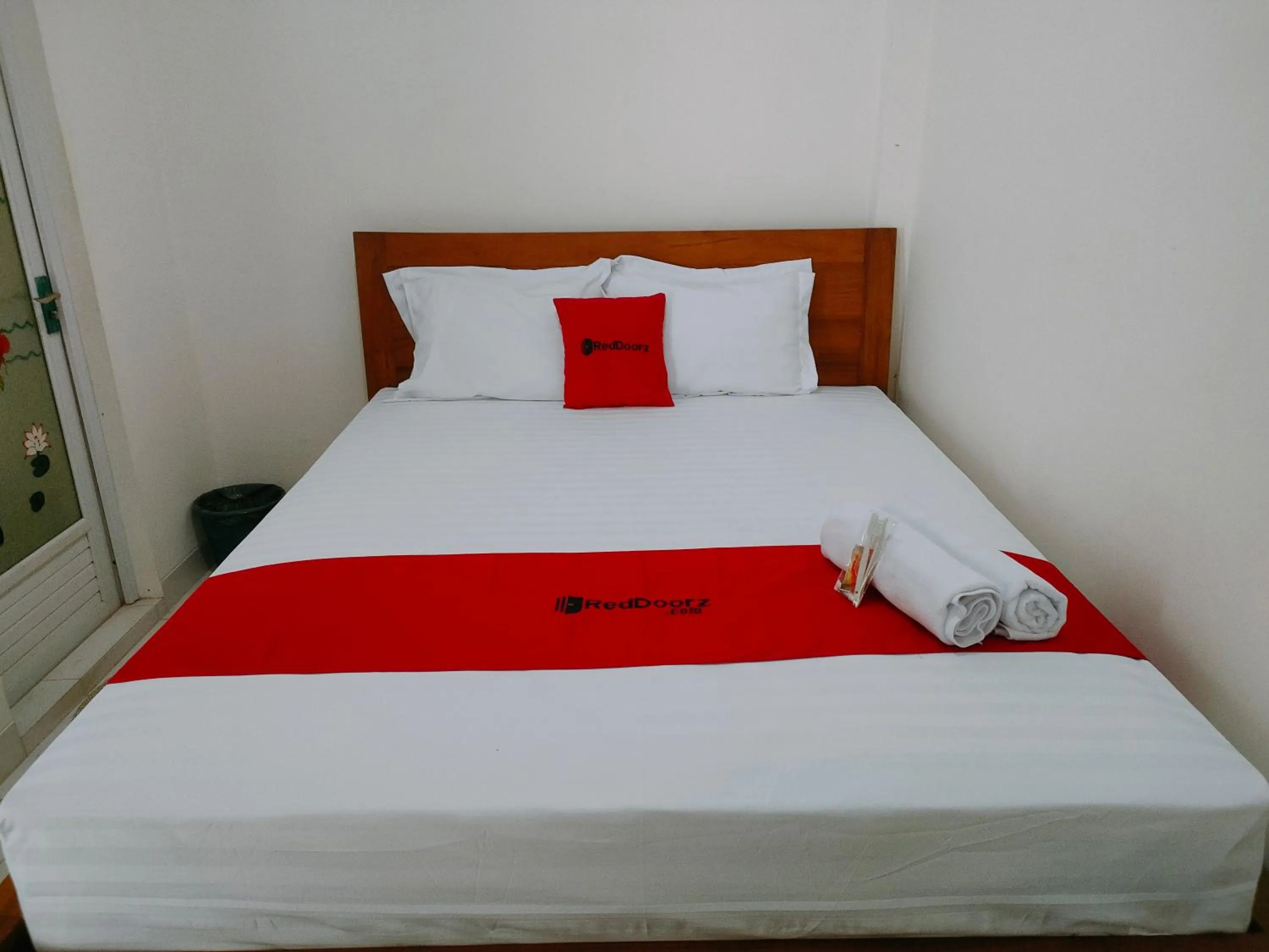 Bedroom, Bed in RedDoorz Syariah near Jogja Expo Center