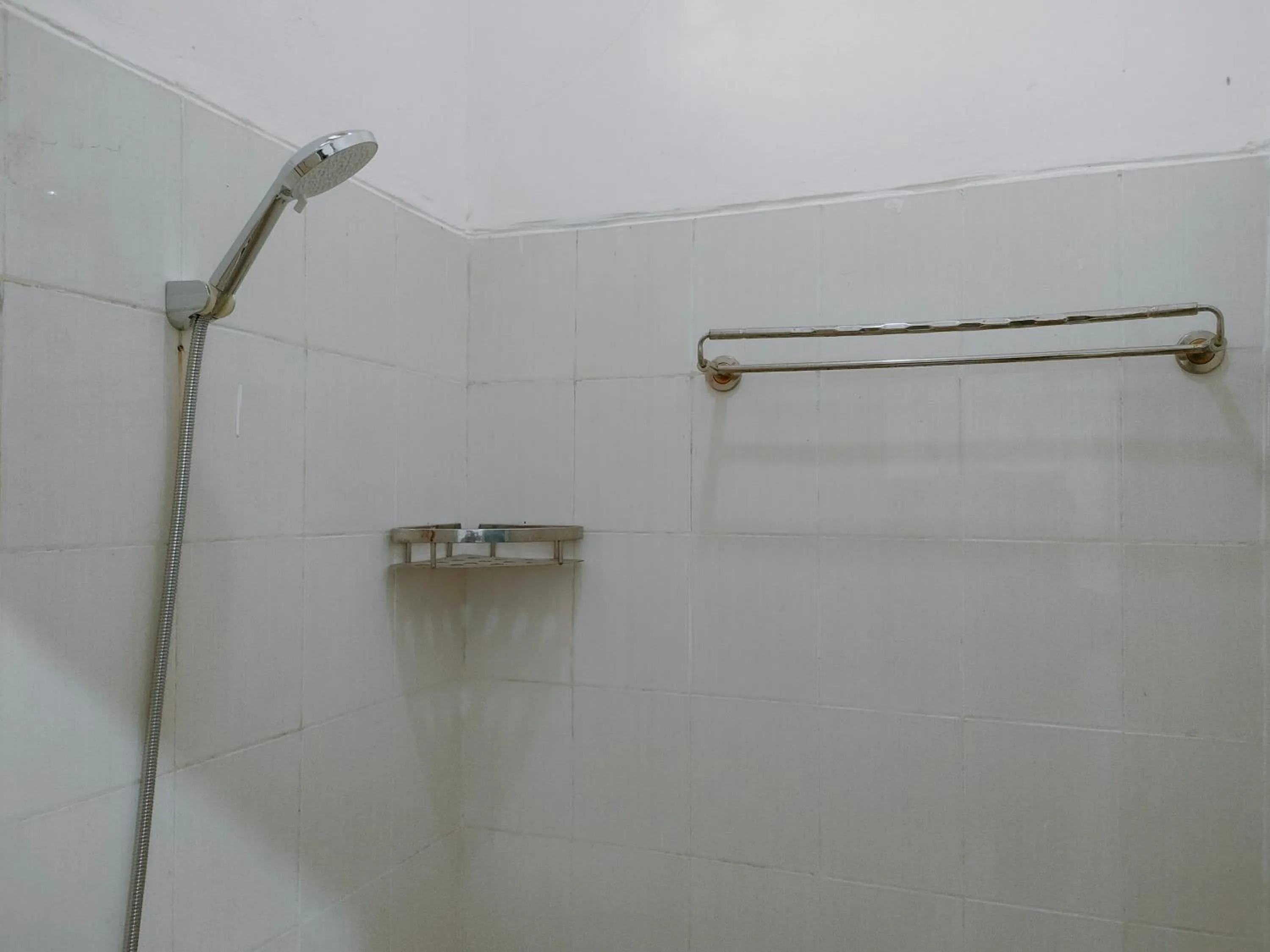 Shower in RedDoorz Syariah near Jogja Expo Center