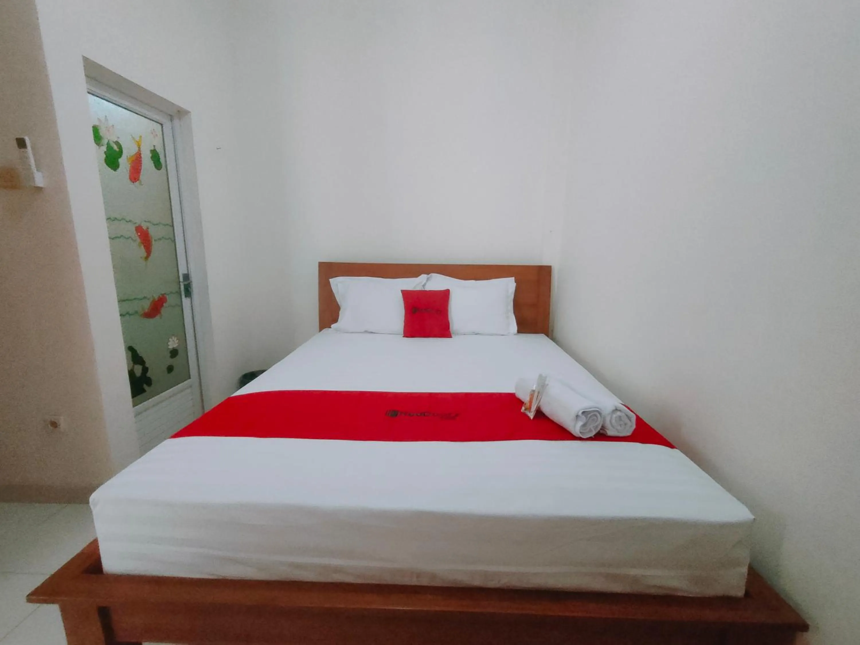 Bedroom, Bed in RedDoorz Syariah near Jogja Expo Center