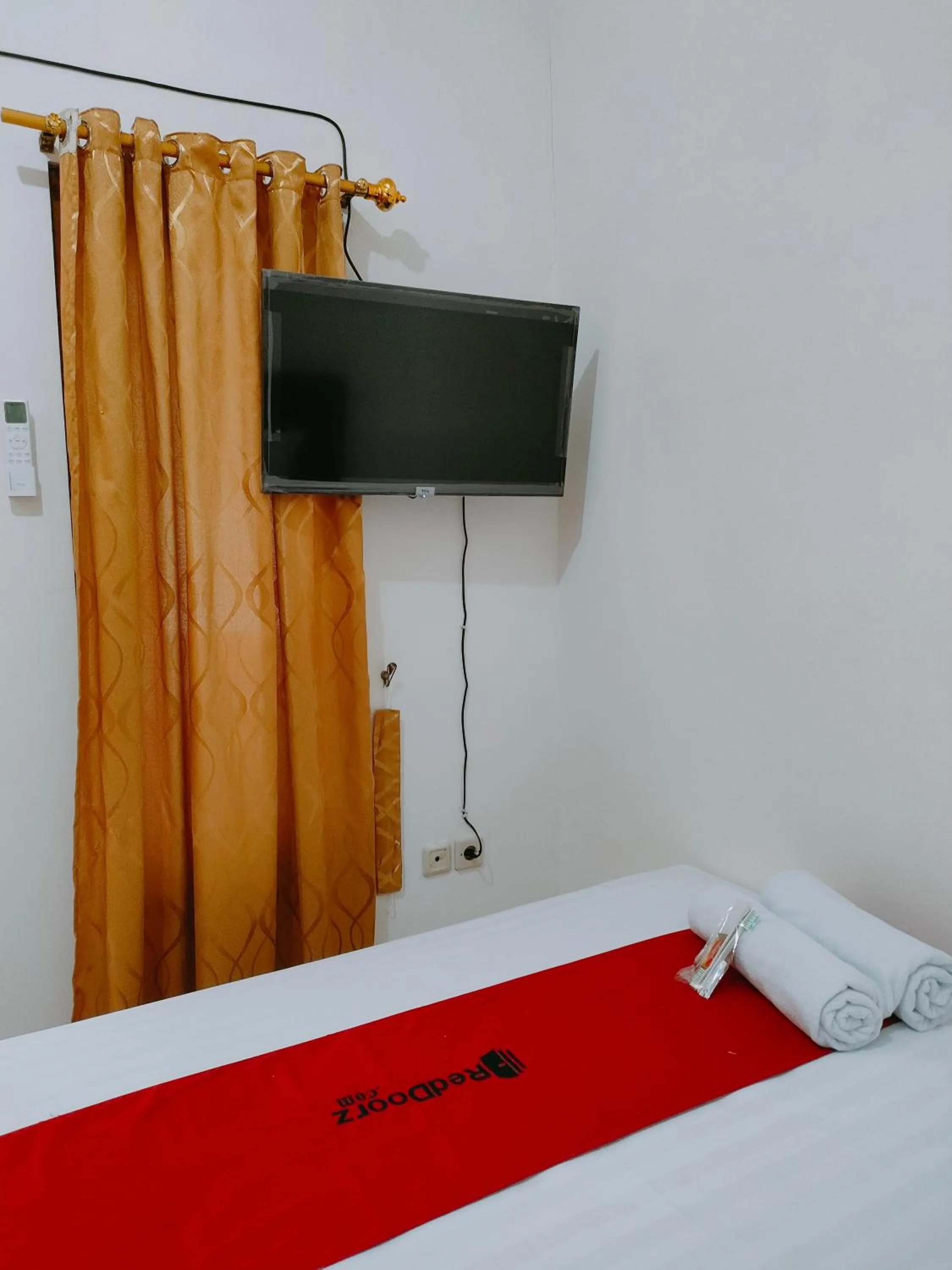 TV and multimedia, Bed in RedDoorz Syariah near Jogja Expo Center