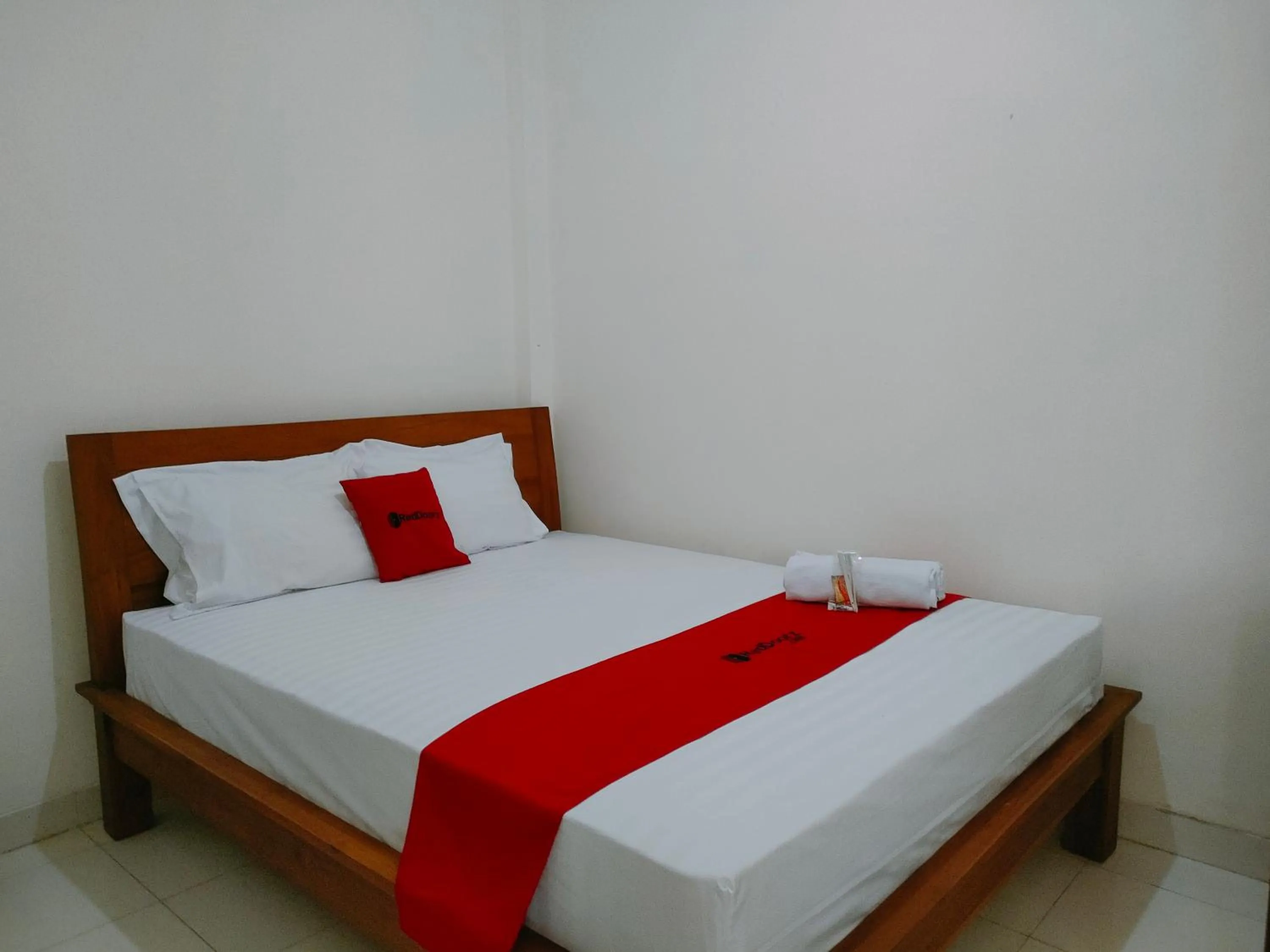 Bedroom, Bed in RedDoorz Syariah near Jogja Expo Center