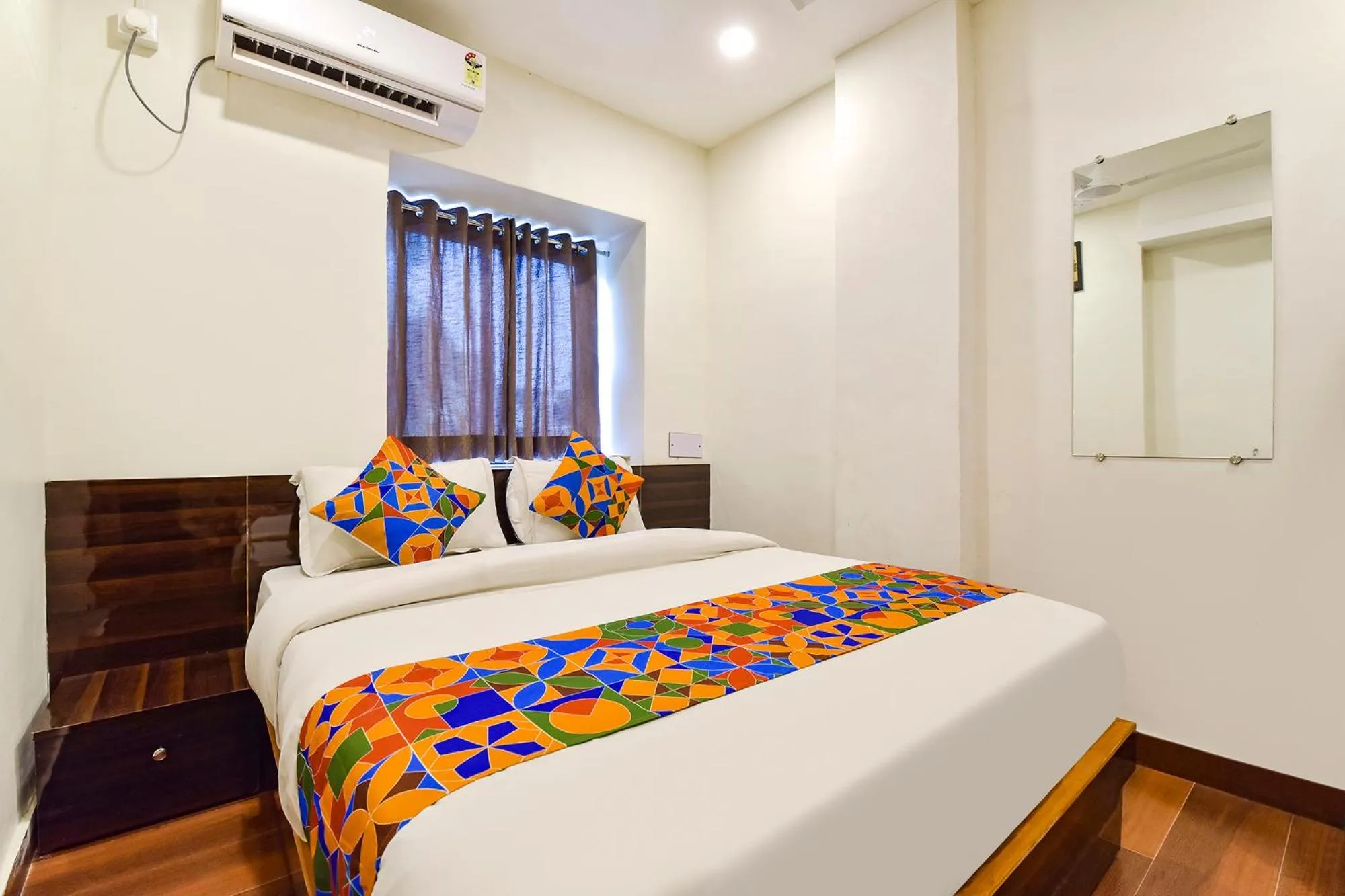 Living room, Bed in Via Shri Krishna