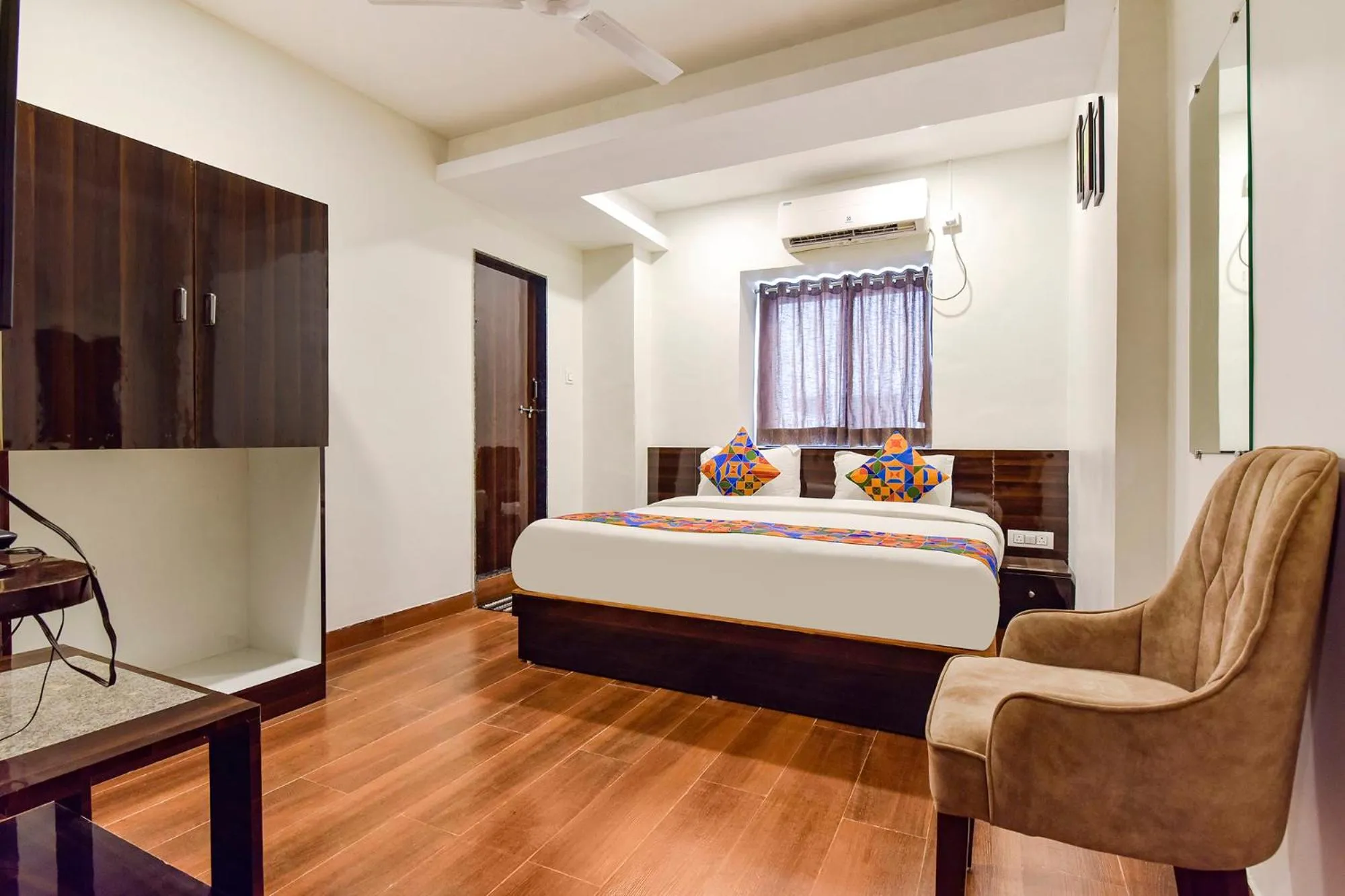 Living room, Bed in Via Shri Krishna