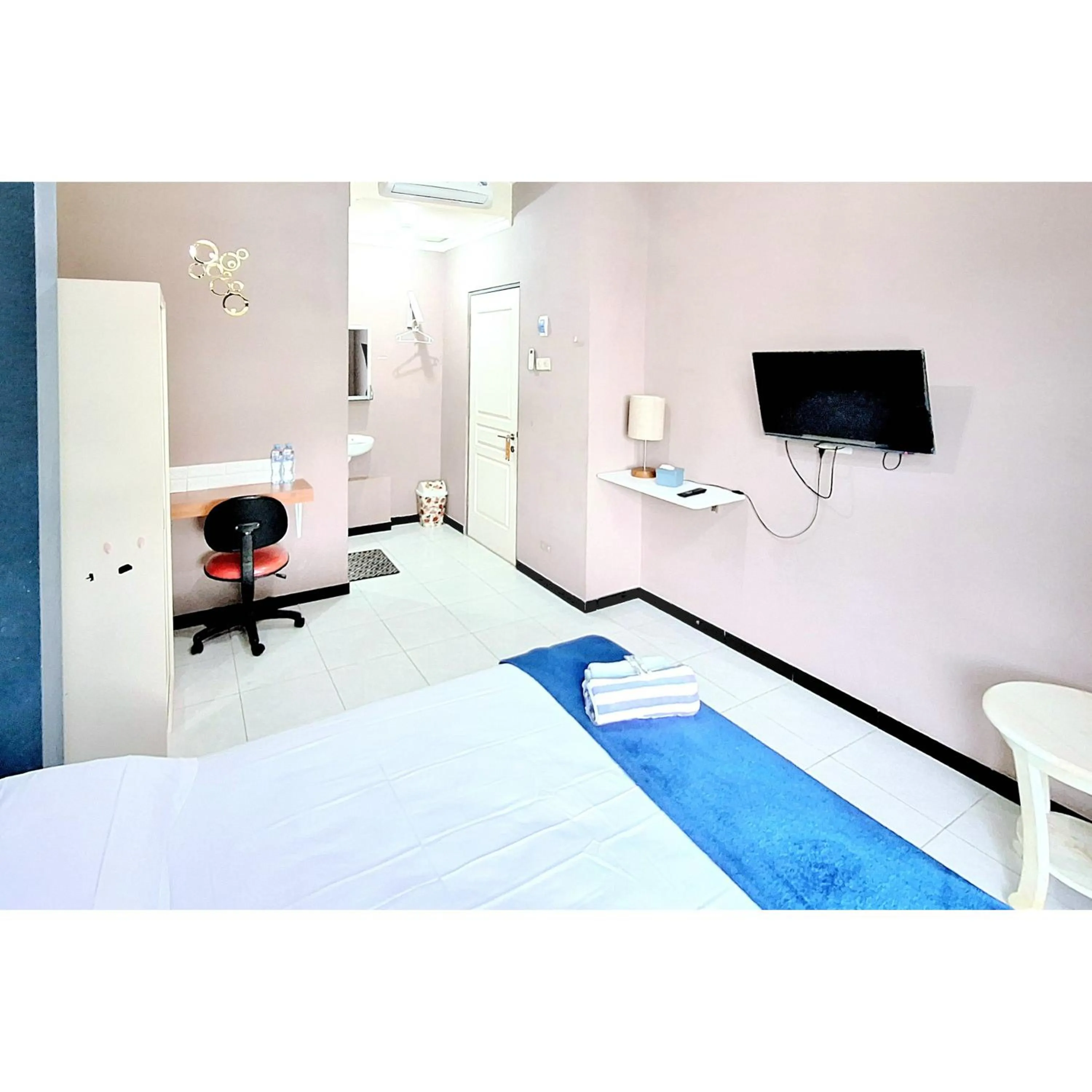 Bedroom, Bed in Home Inggil RedPartner