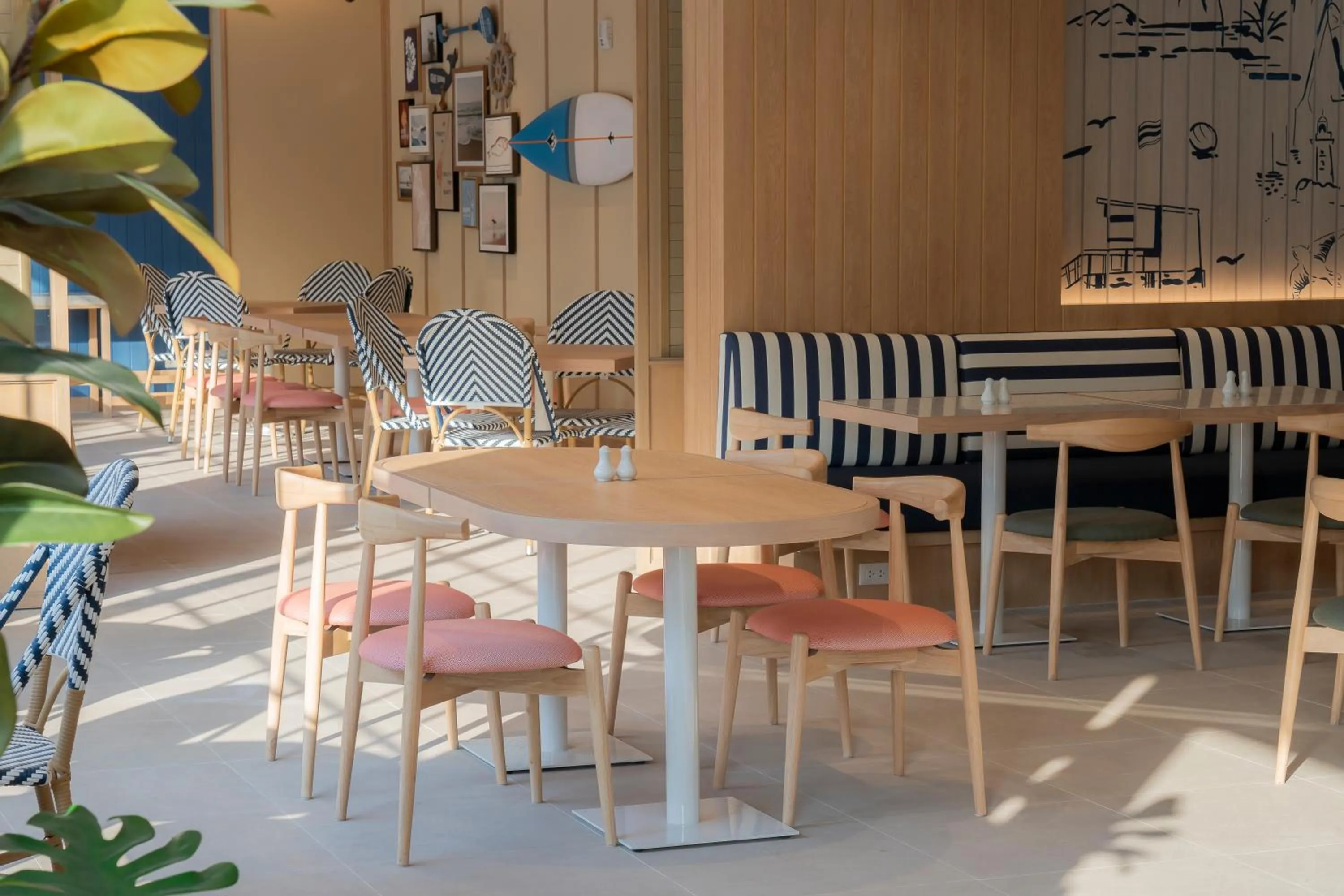 Restaurant/places to eat in Holiday Inn Express Rayong