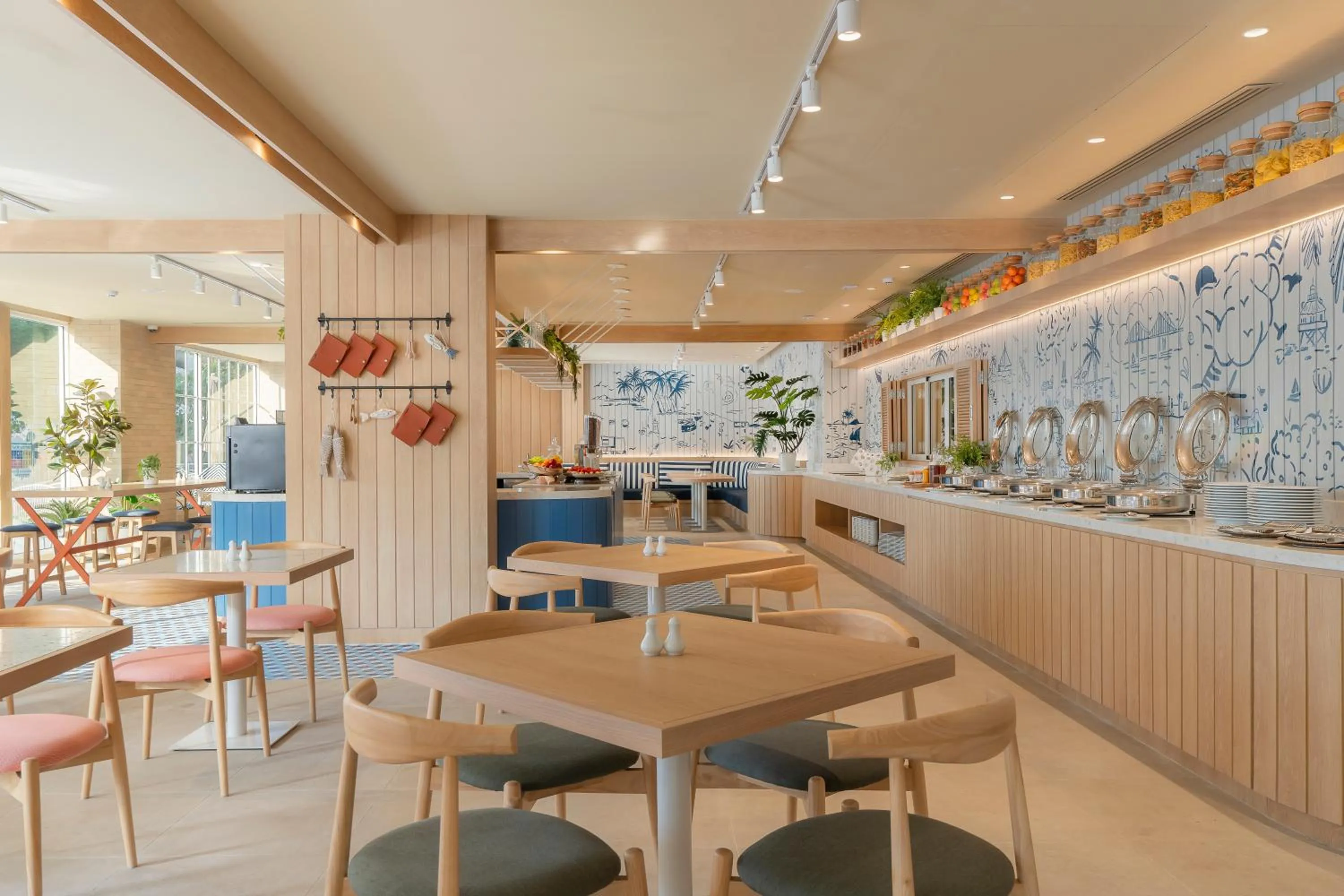 Restaurant/places to eat in Holiday Inn Express Rayong