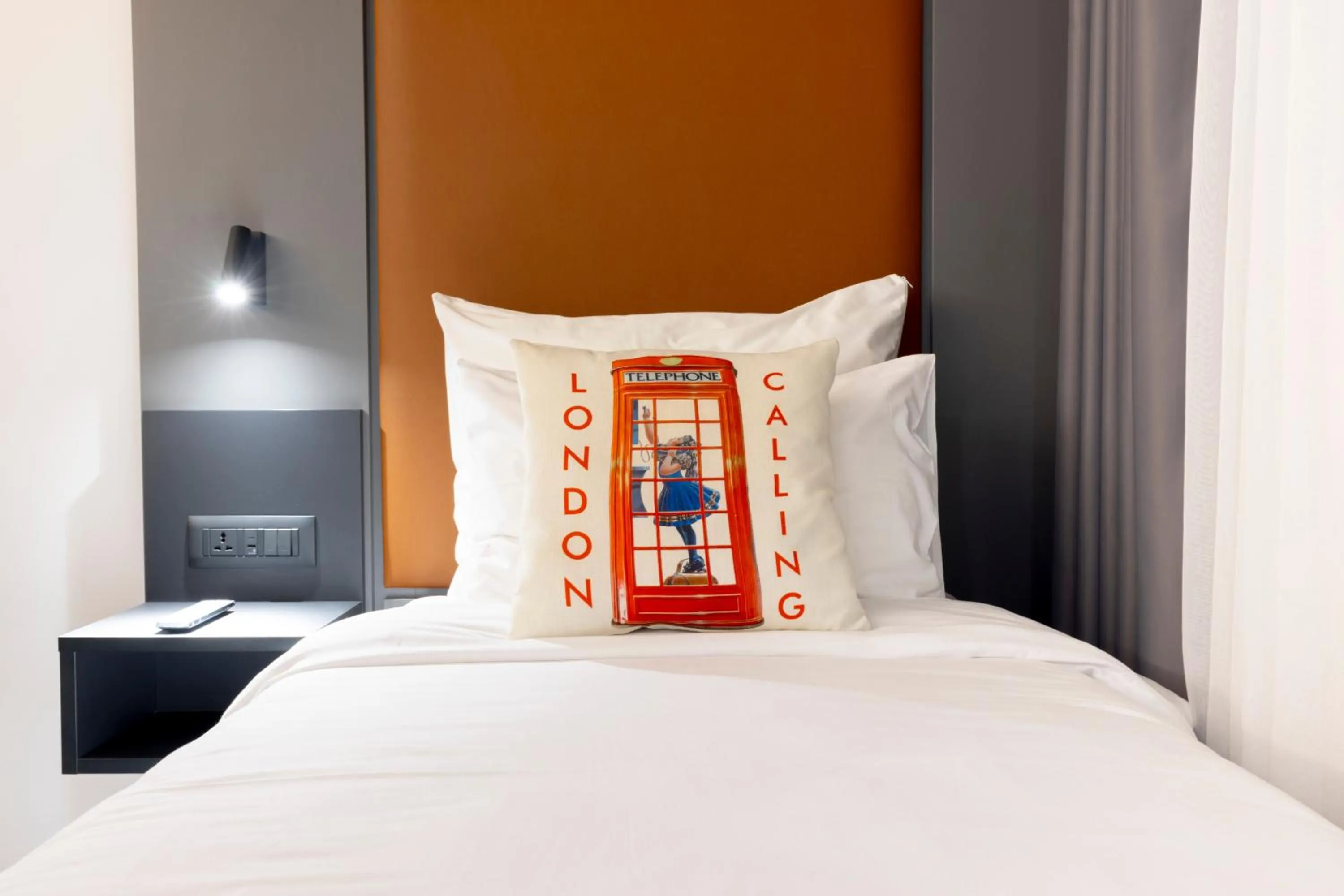 Bed in The Londoner Hotel St. Julian's