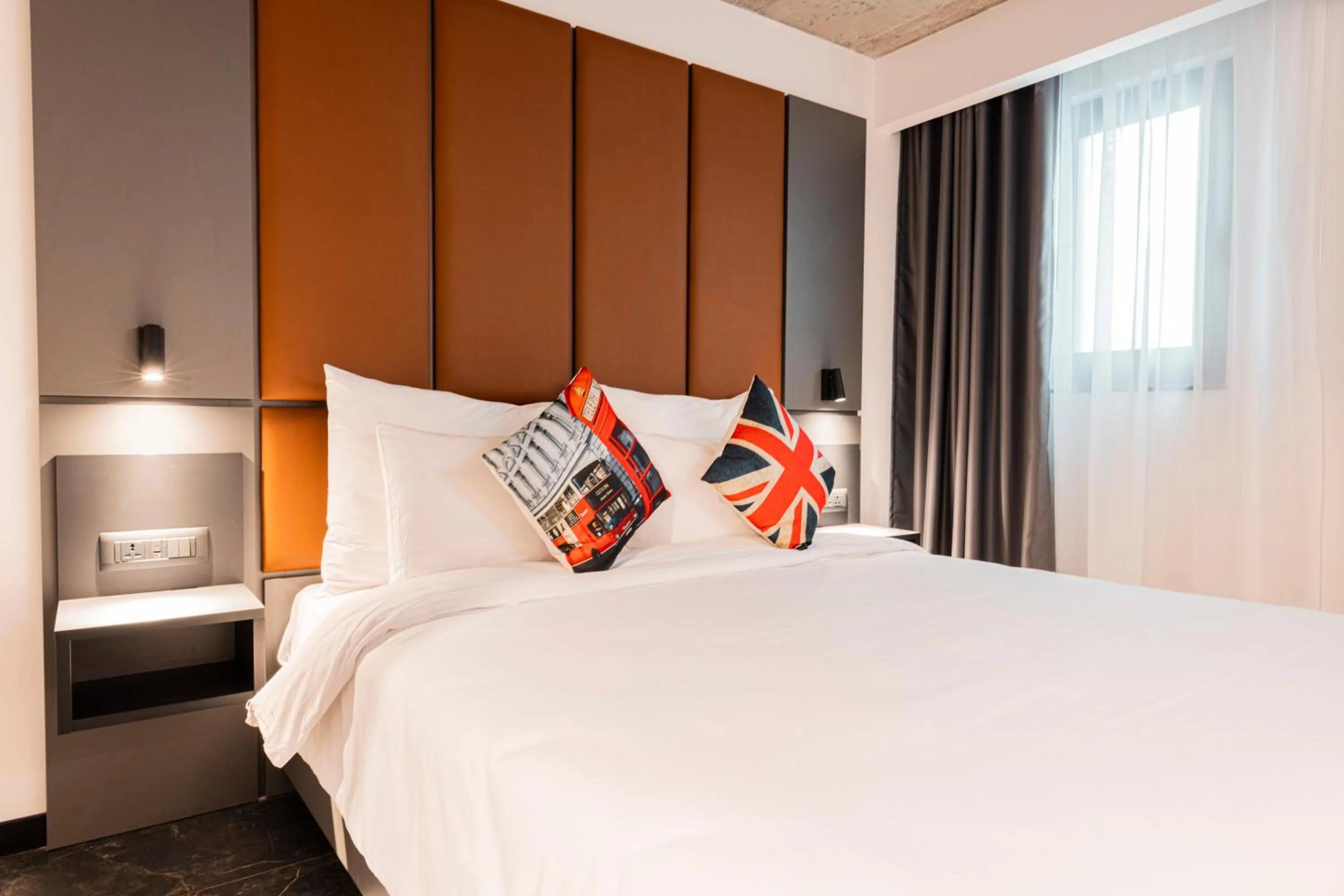 Bed in The Londoner Hotel St. Julian's