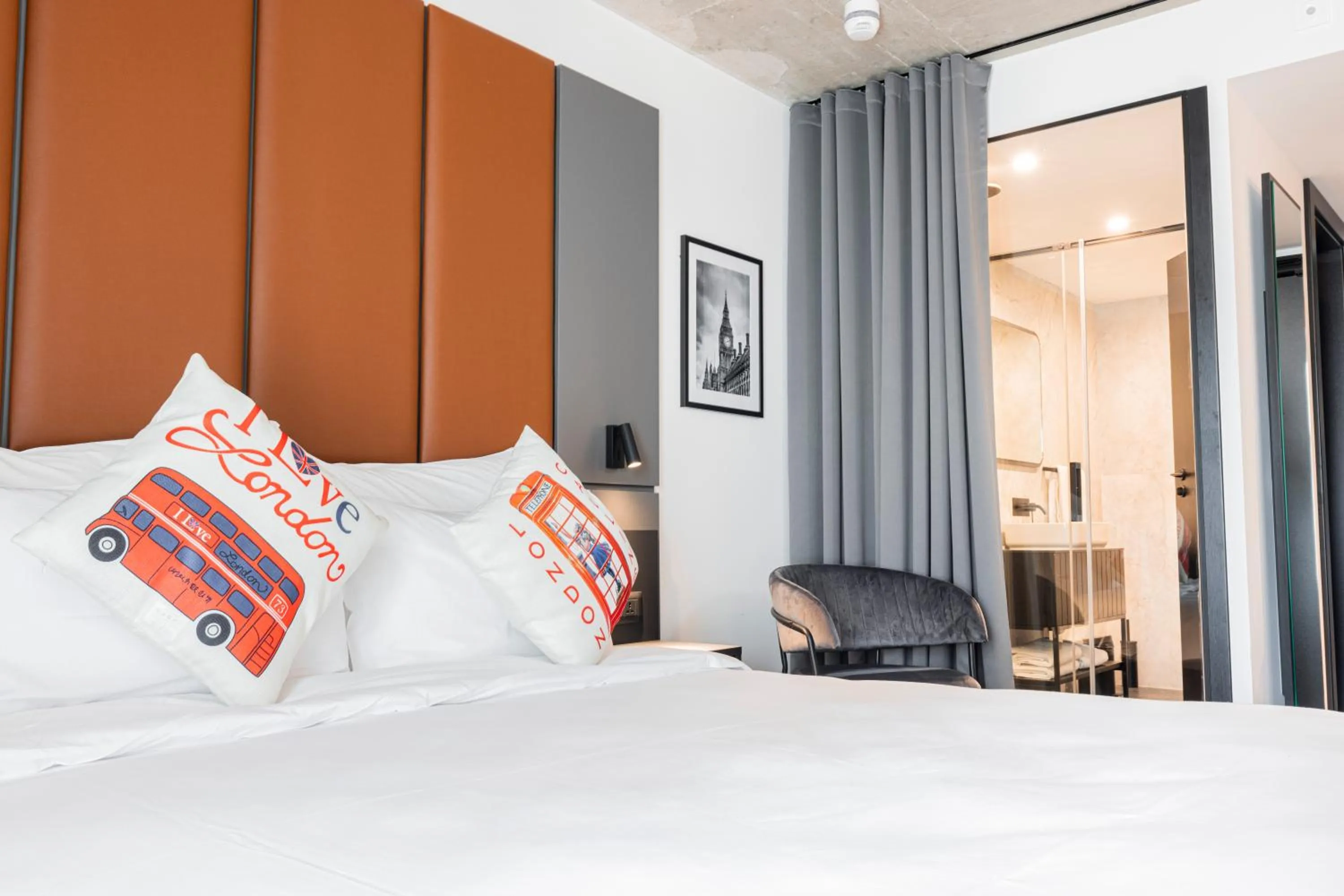 Bed in The Londoner Hotel St. Julian's