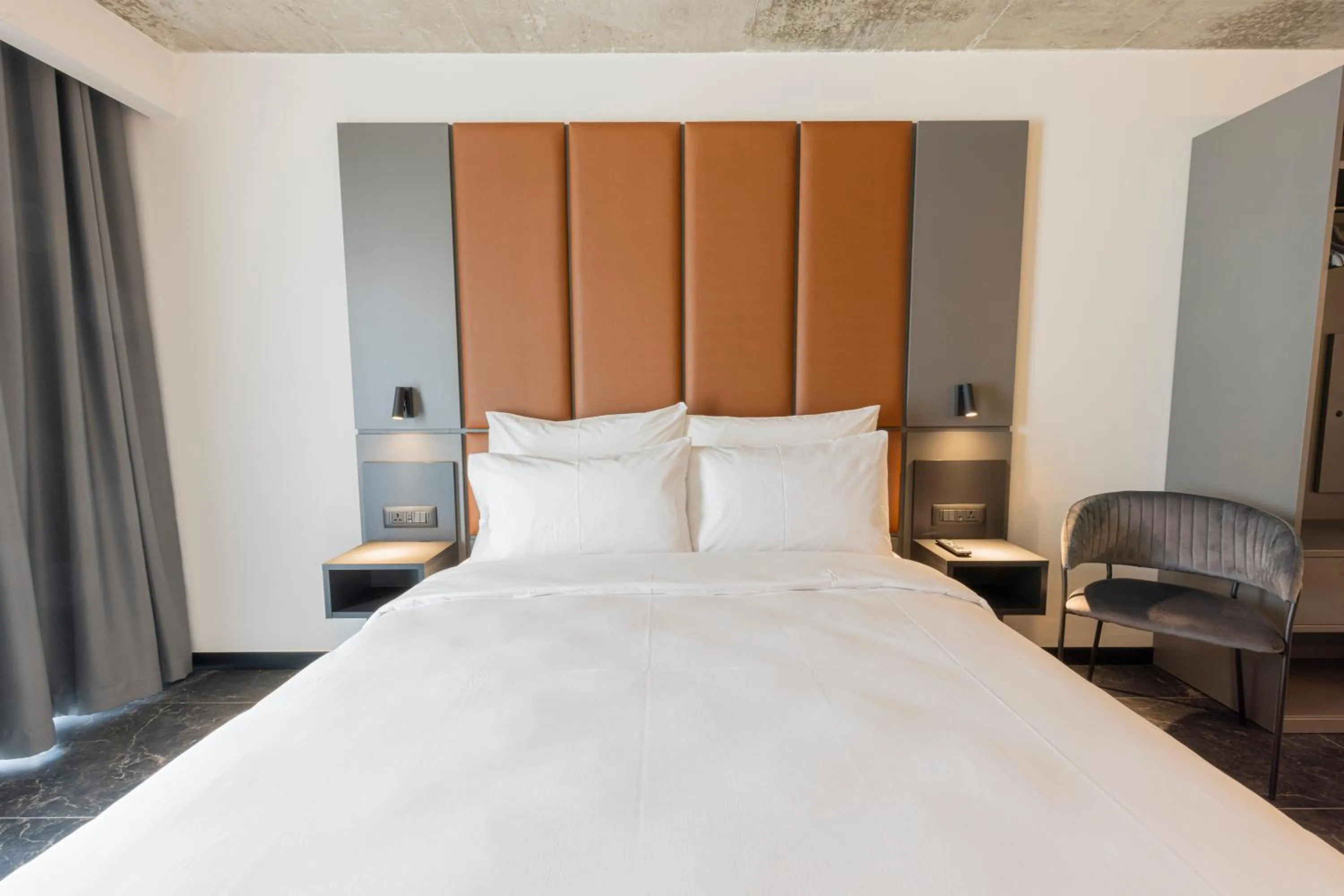 Bed in The Londoner Hotel St. Julian's