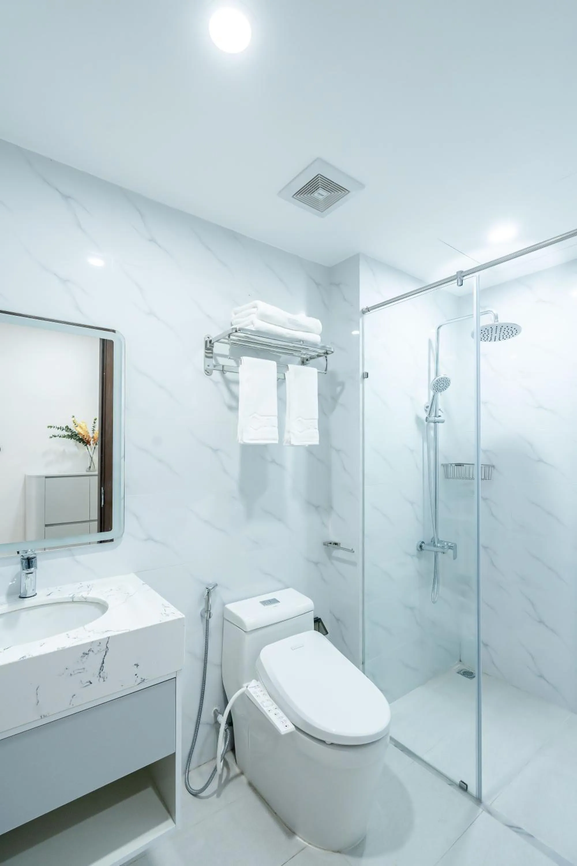 Shower in FLESTA Núi Trúc