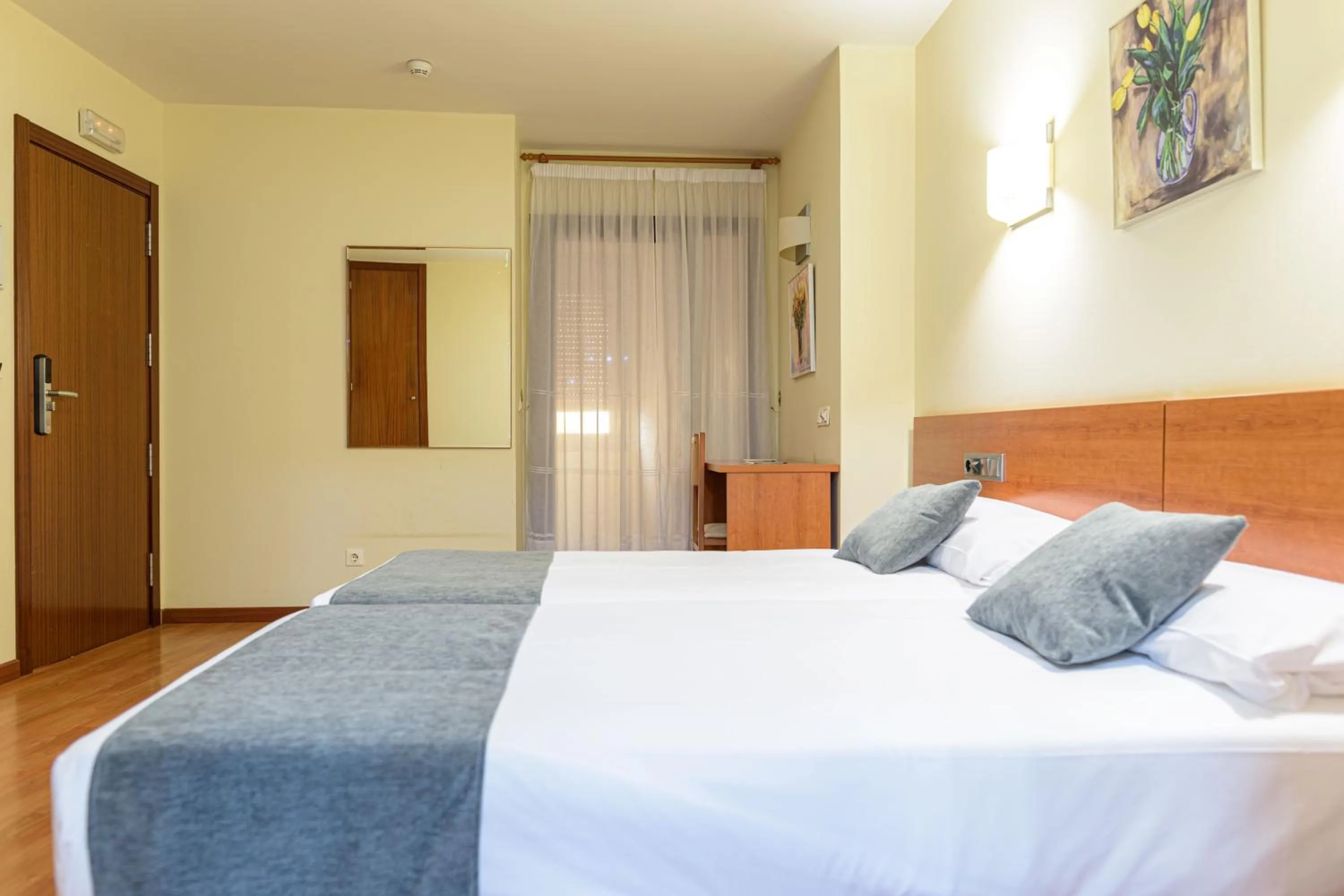 Photo of the whole room, Bed in Alda Plaza Mayor Toro