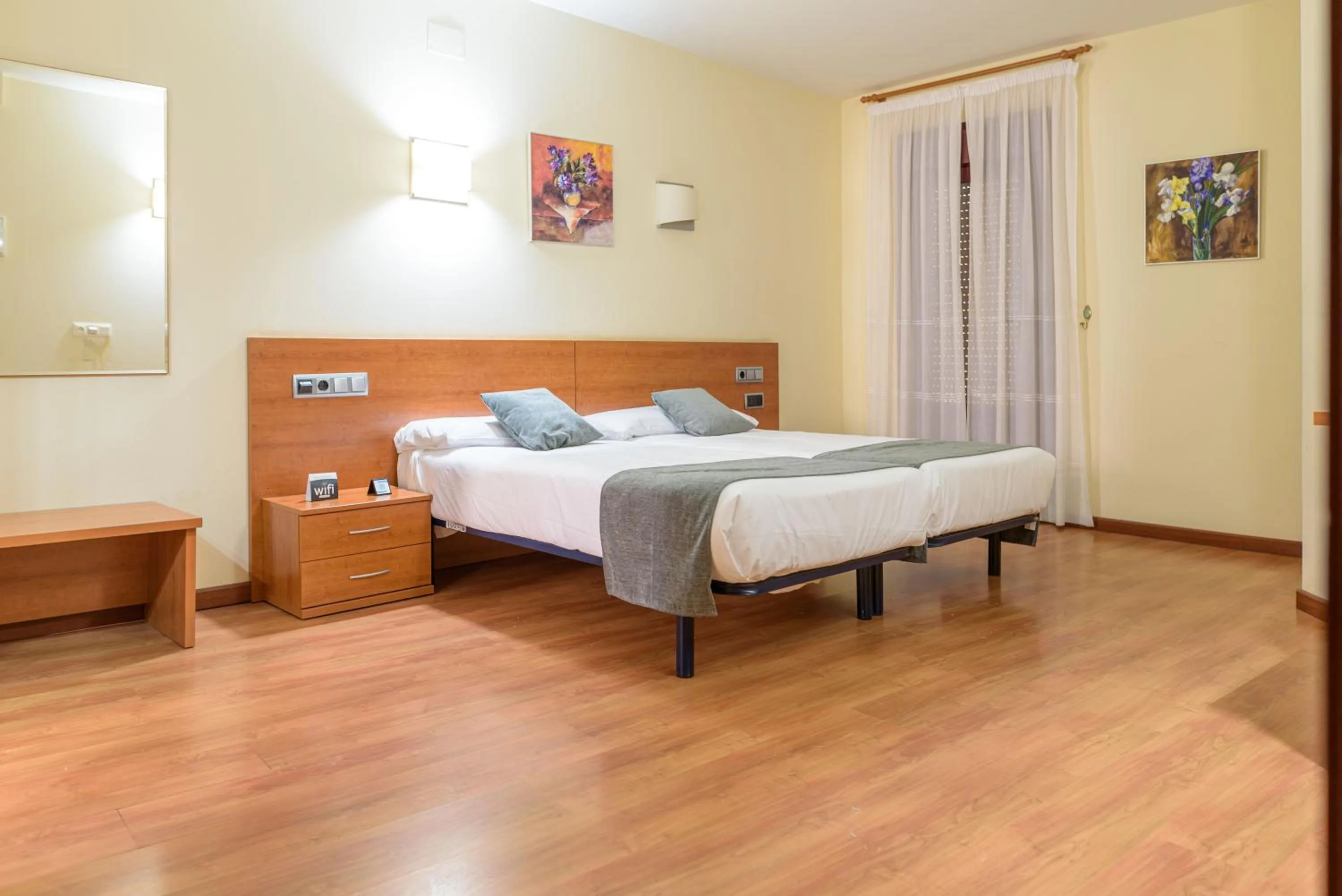 Photo of the whole room, Bed in Alda Plaza Mayor Toro