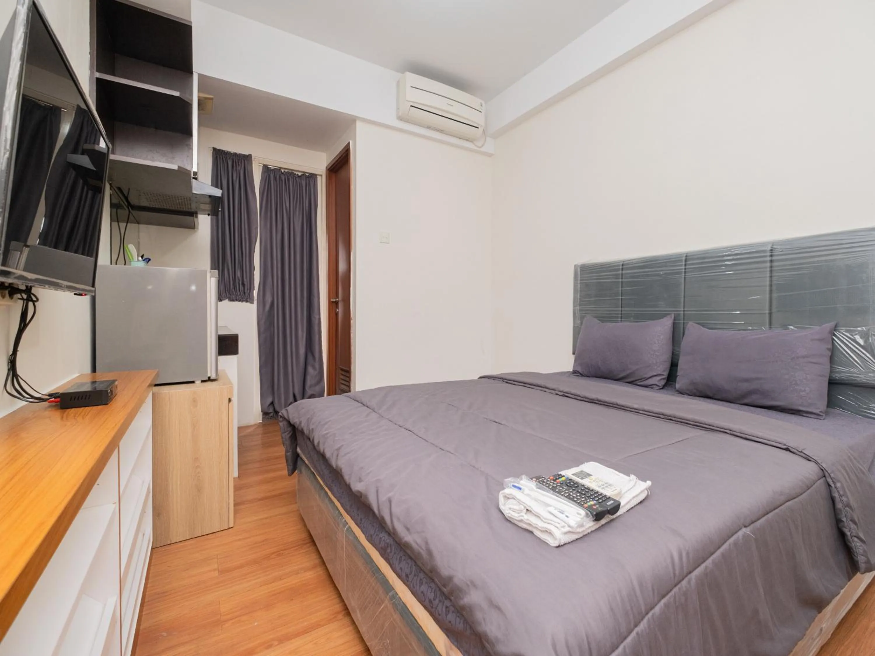 Bed in Apartemen Green Lake View Ciputat by Alfa Rooms