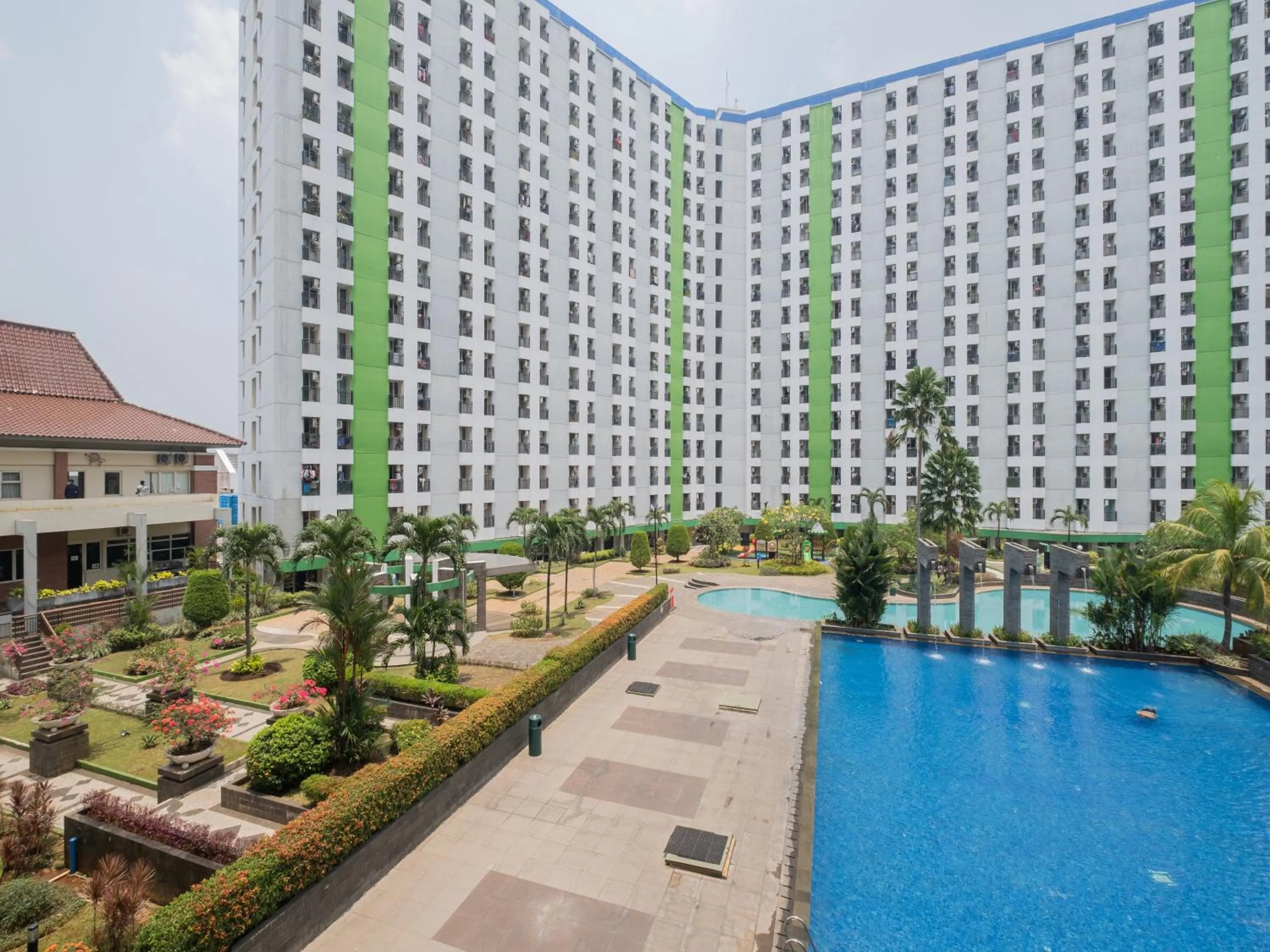 Swimming pool in Apartemen Green Lake View Ciputat by Alfa Rooms