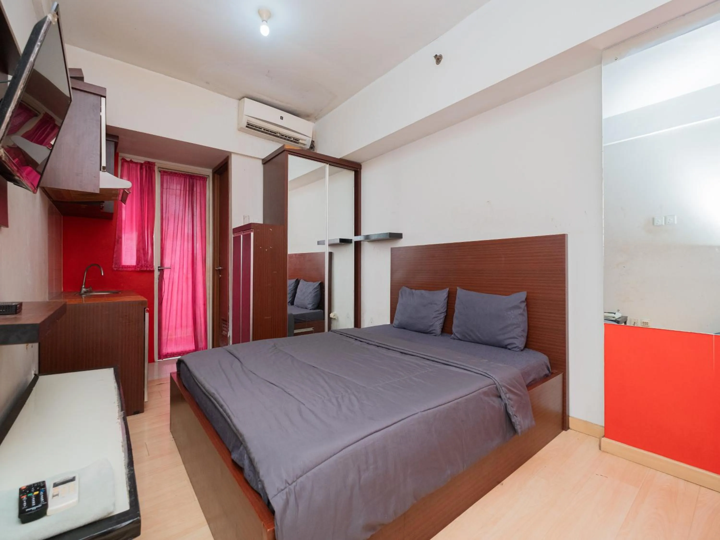 Bedroom, Bed in Apartemen Green Lake View Ciputat by Alfa Rooms