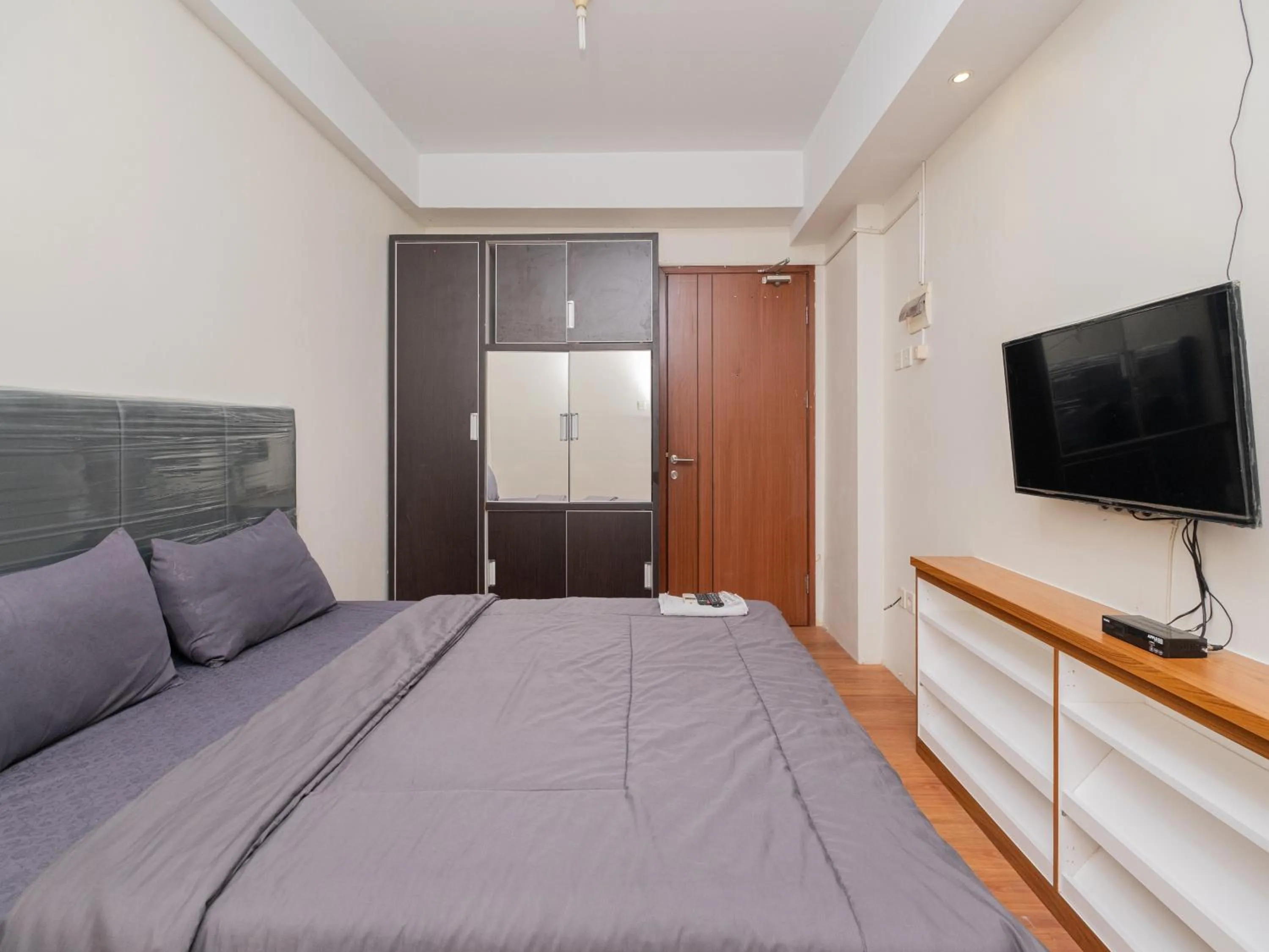 Bedroom, Bed in Apartemen Green Lake View Ciputat by Alfa Rooms