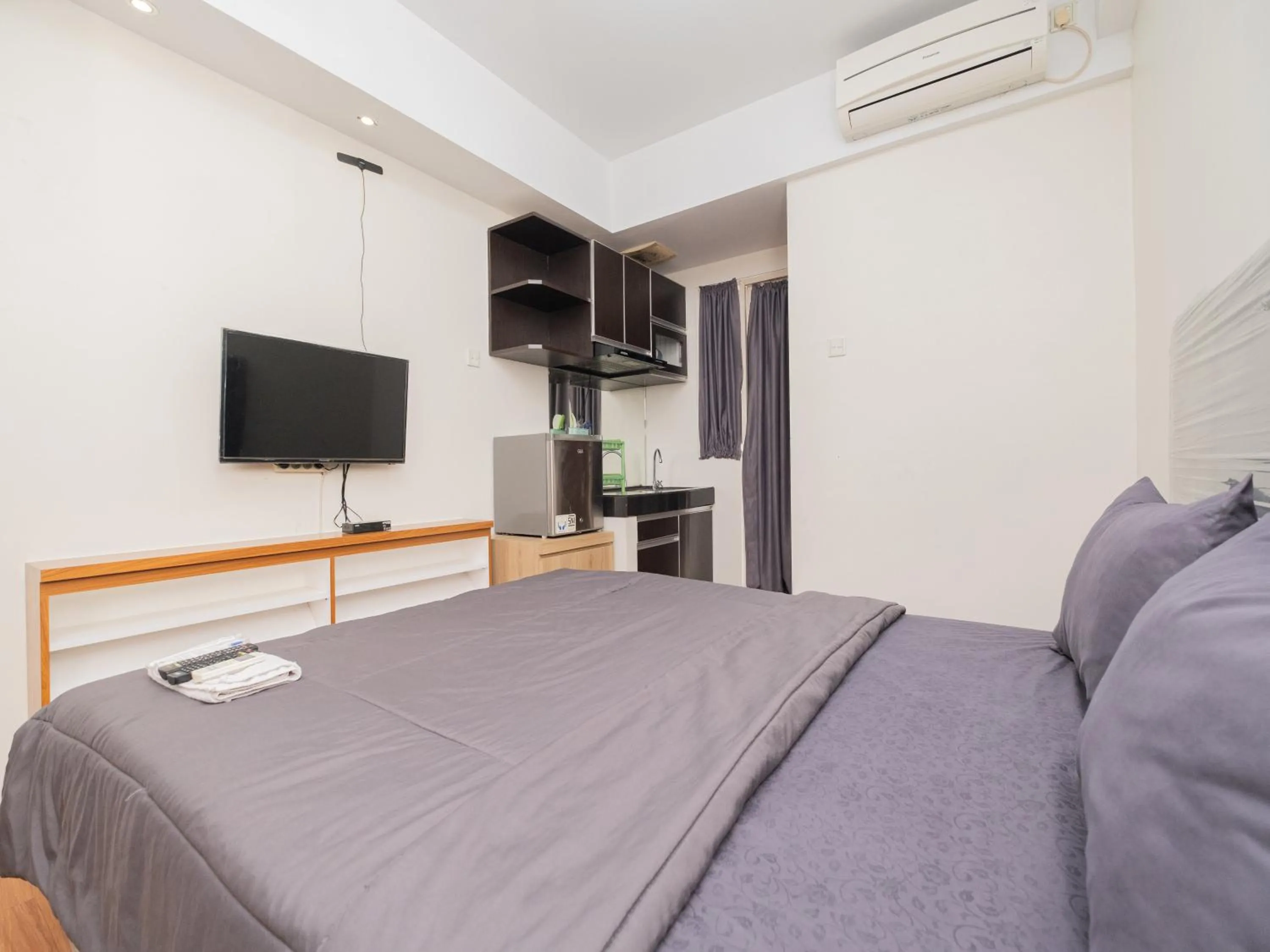 Bed in Apartemen Green Lake View Ciputat by Alfa Rooms