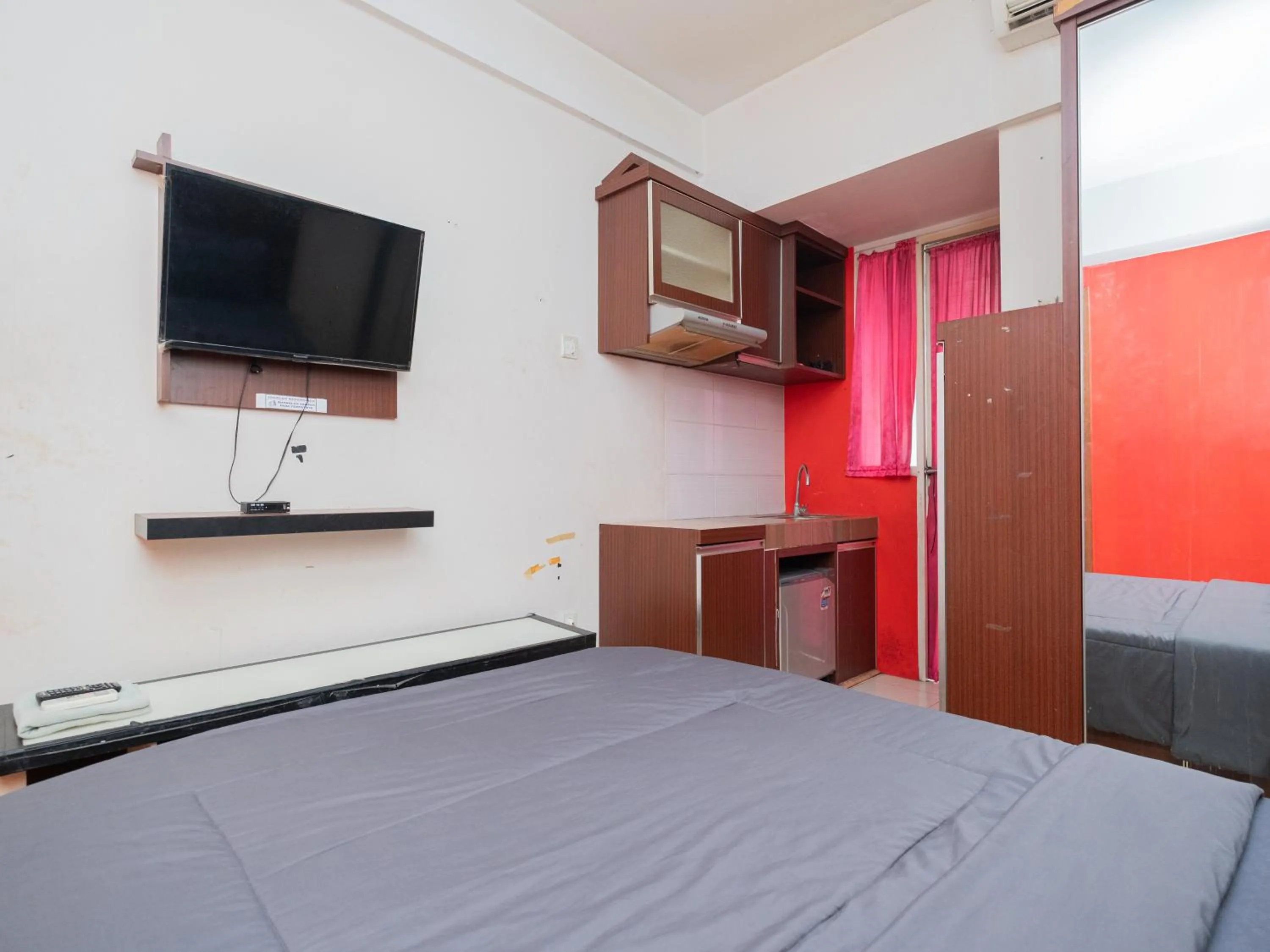 Bedroom, Bed in Apartemen Green Lake View Ciputat by Alfa Rooms
