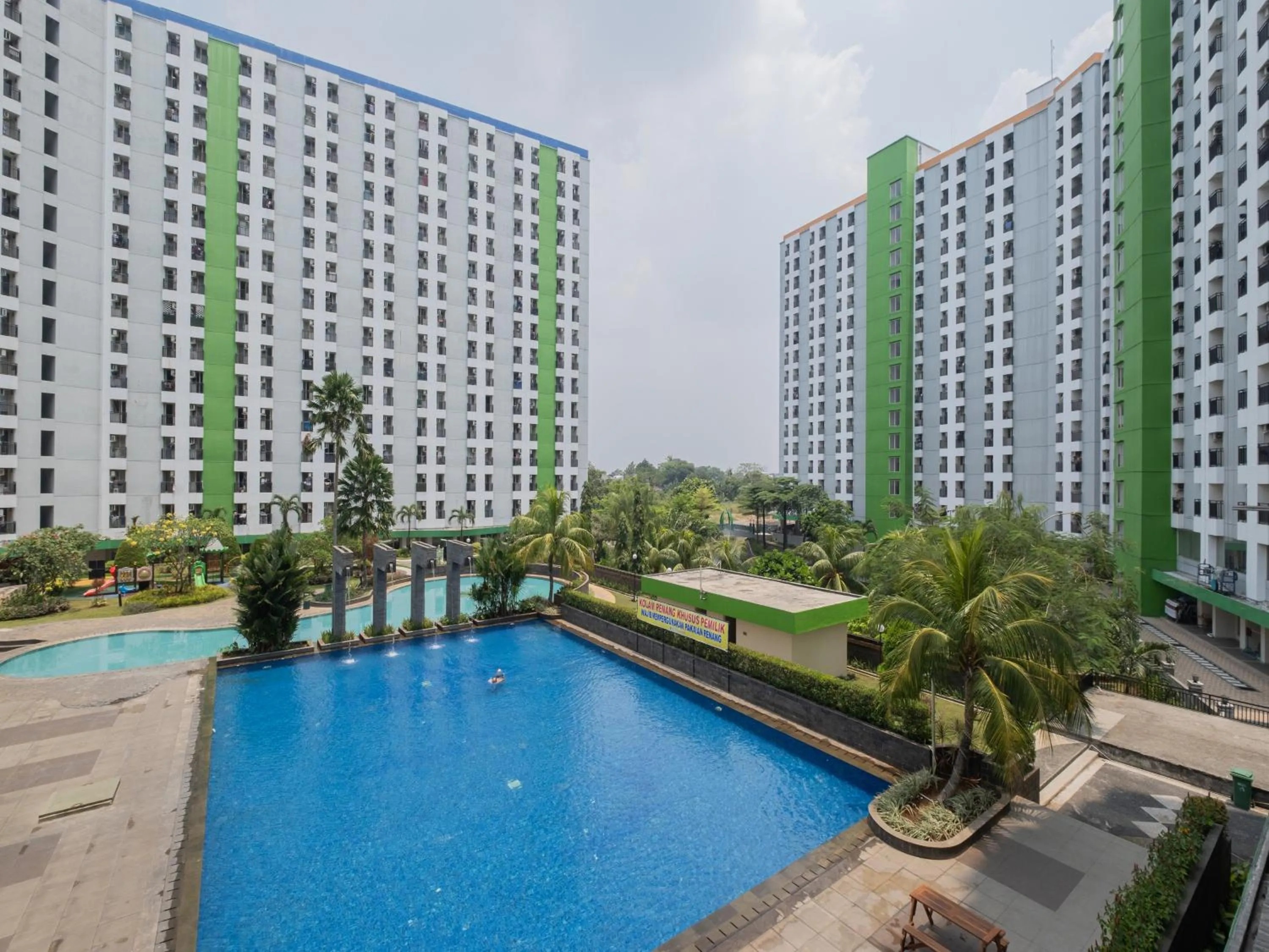 Swimming pool in Apartemen Green Lake View Ciputat by Alfa Rooms