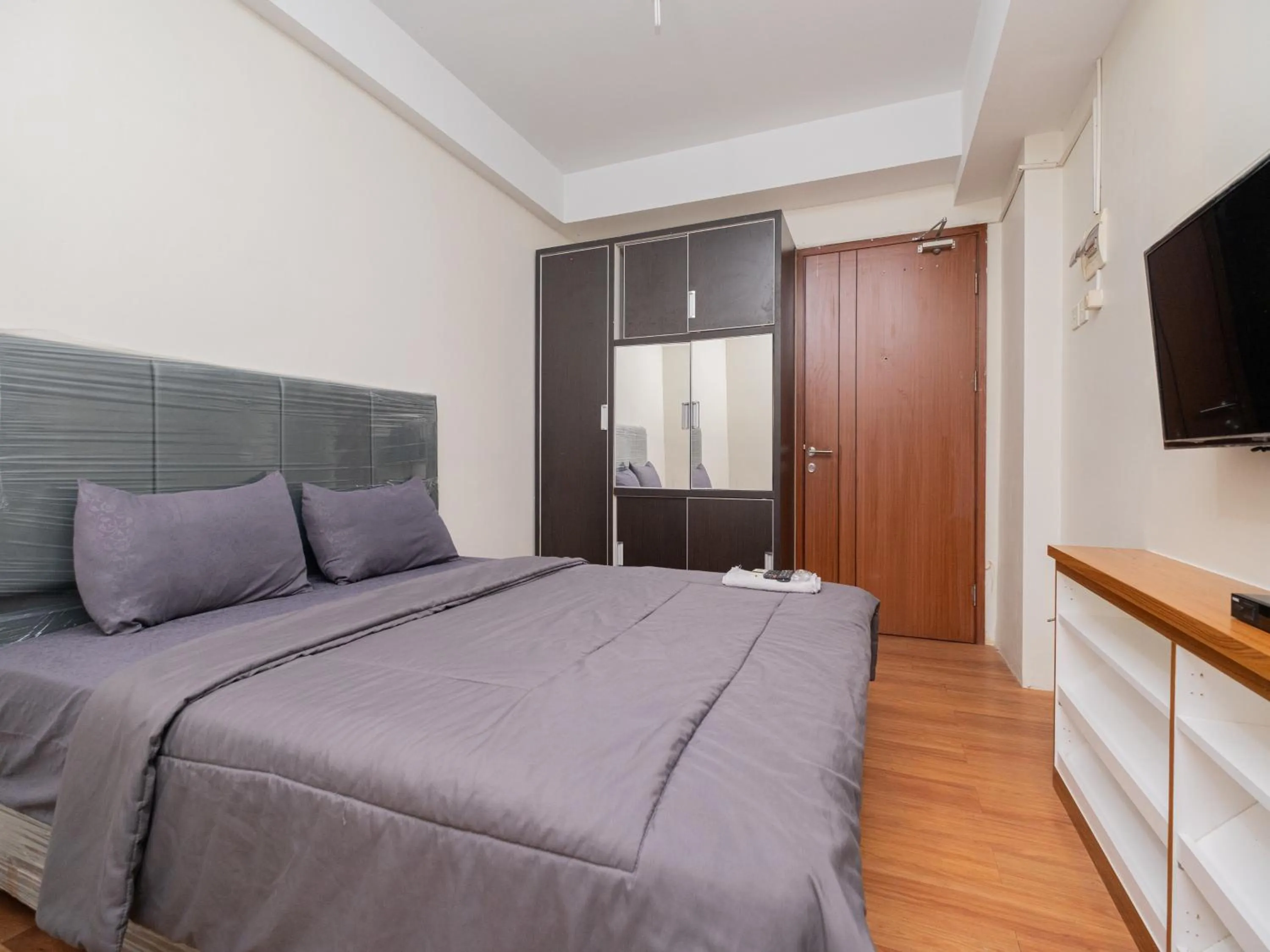 Bedroom, Bed in Apartemen Green Lake View Ciputat by Alfa Rooms