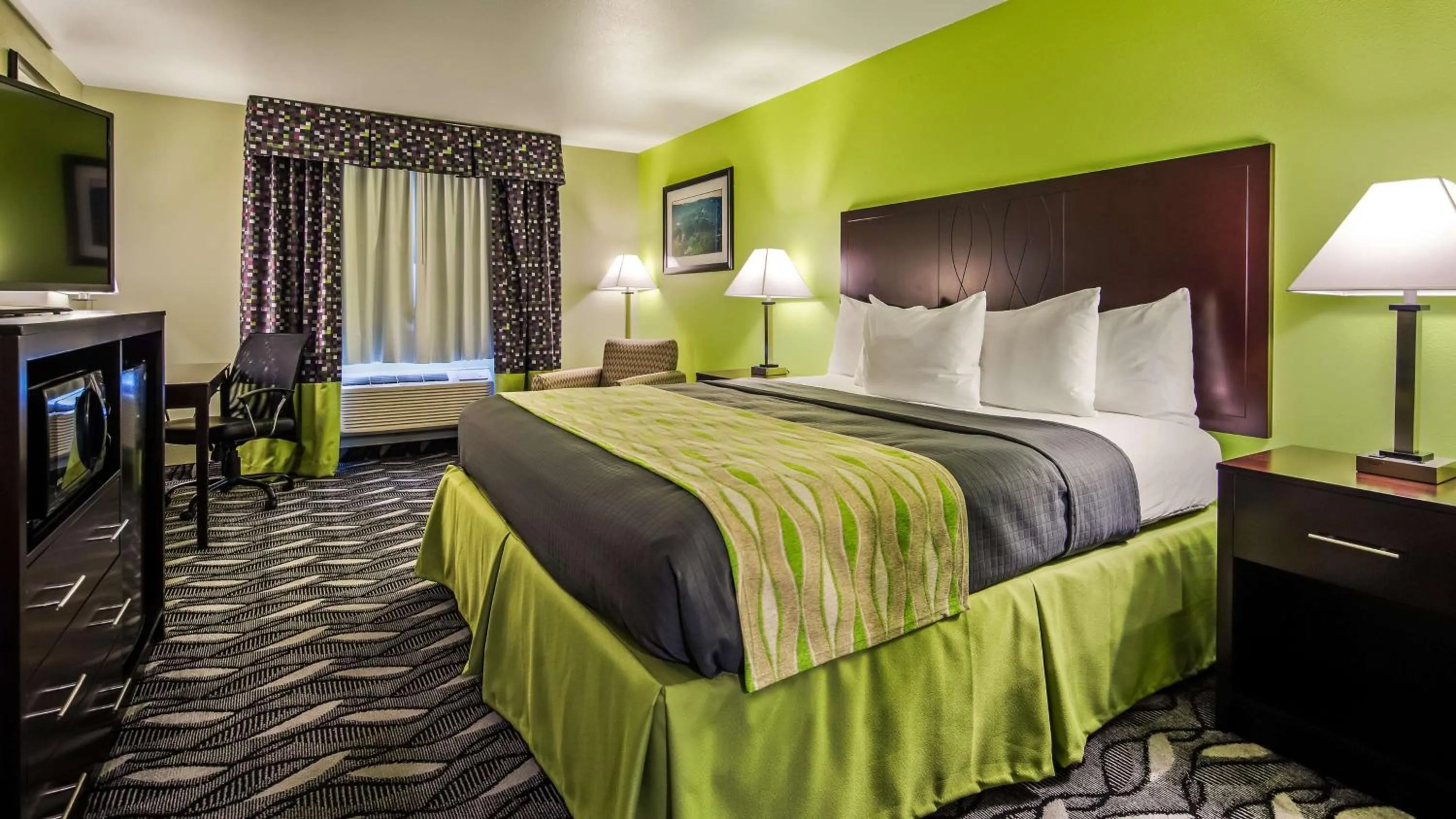 Photo of the whole room, Bed in Best Western Mt. Vernon Inn