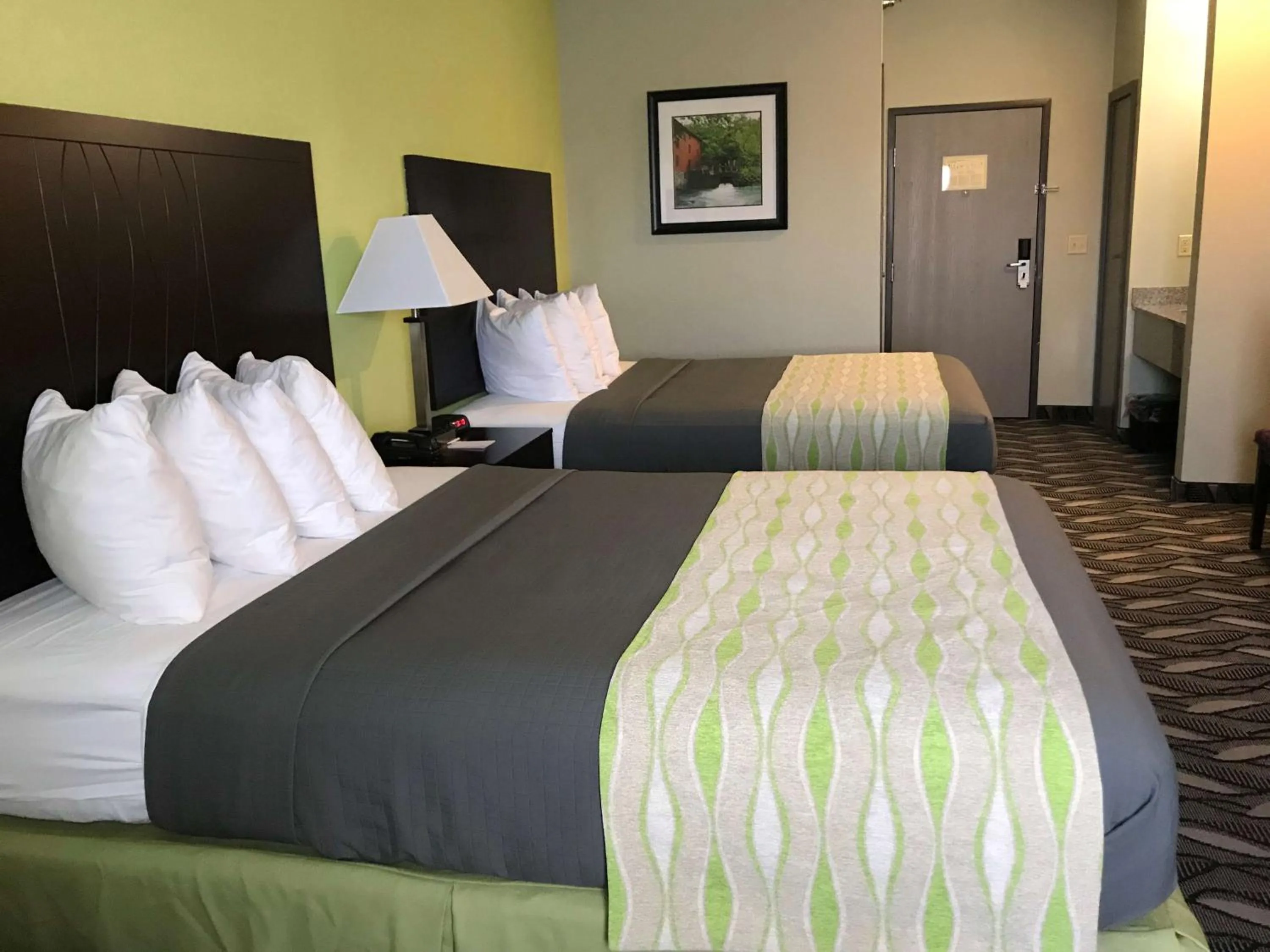 Photo of the whole room, Bed in Best Western Mt. Vernon Inn