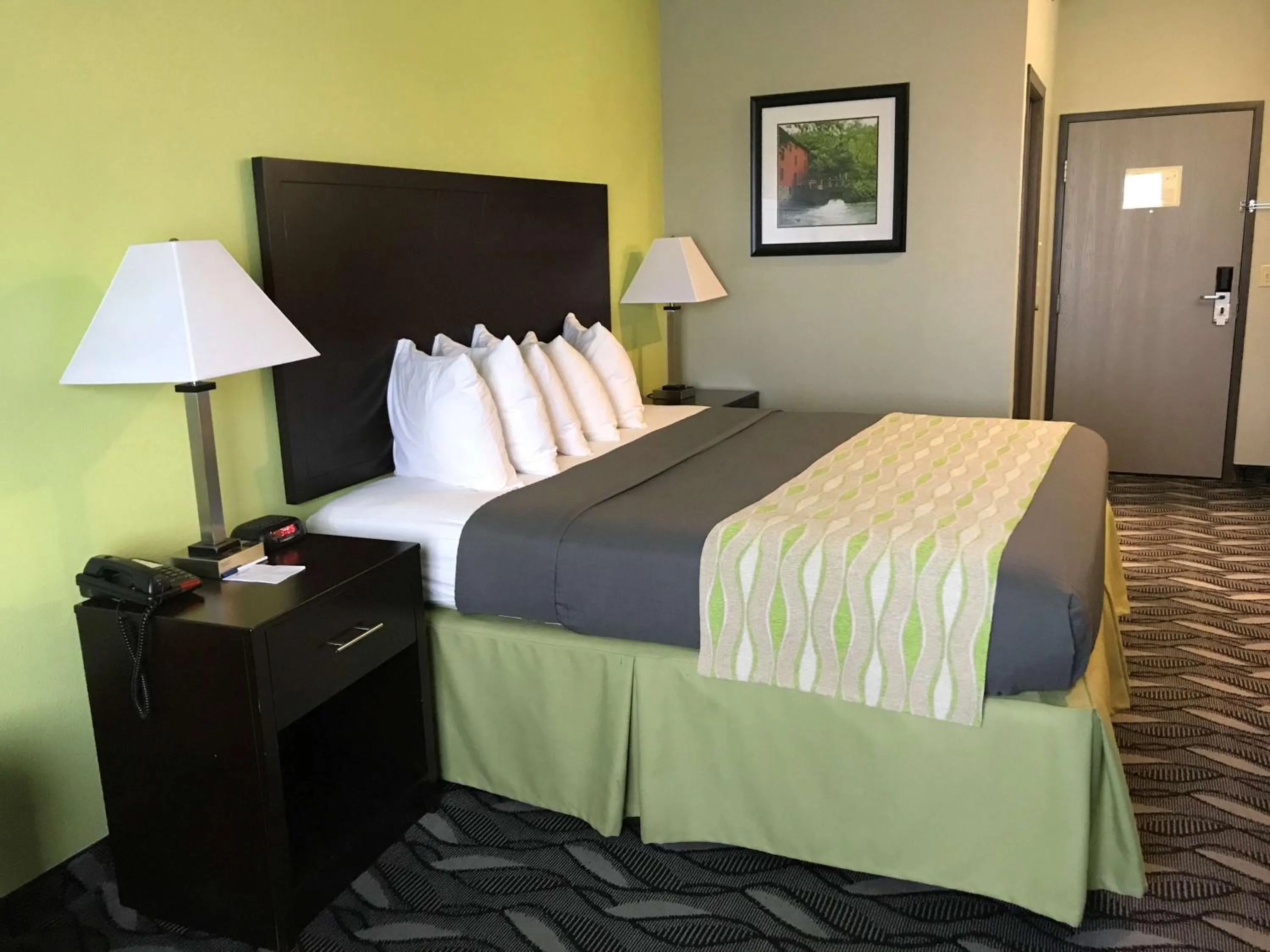 Photo of the whole room, Bed in Best Western Mt. Vernon Inn