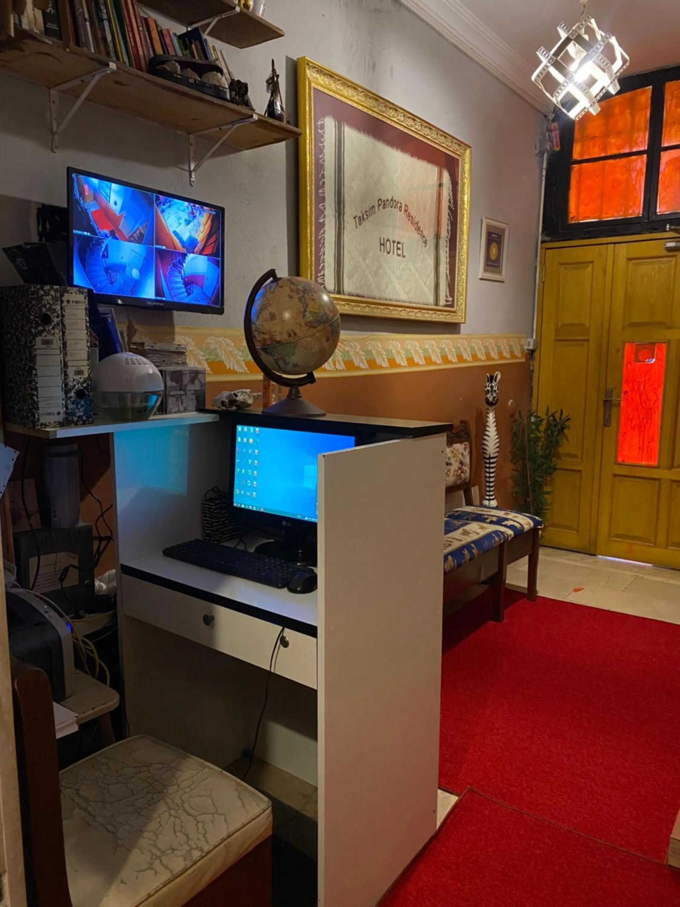 Communal lounge/ TV room in Taksim Pandora hotel