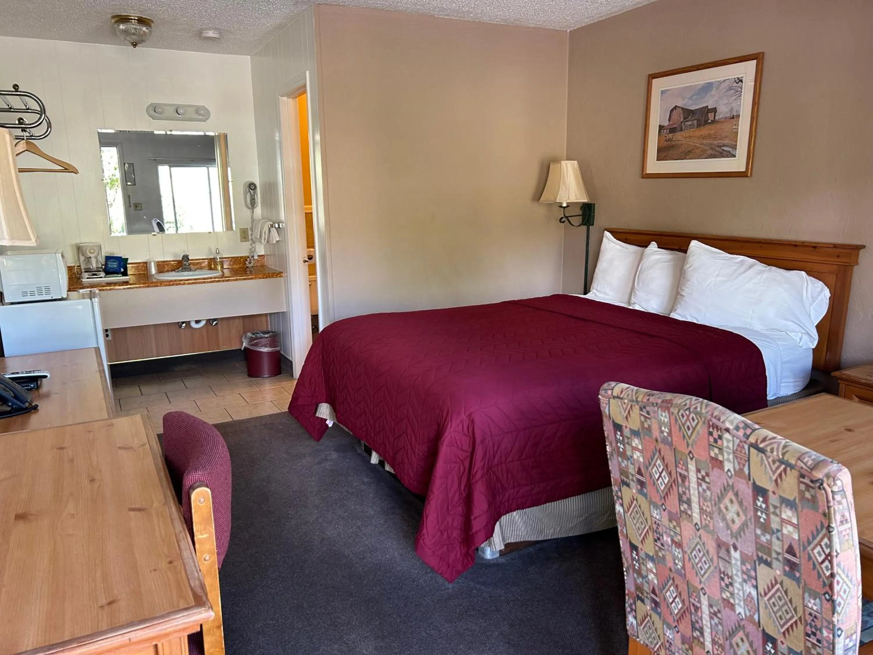 Queen Room in Redwood Arms Motel