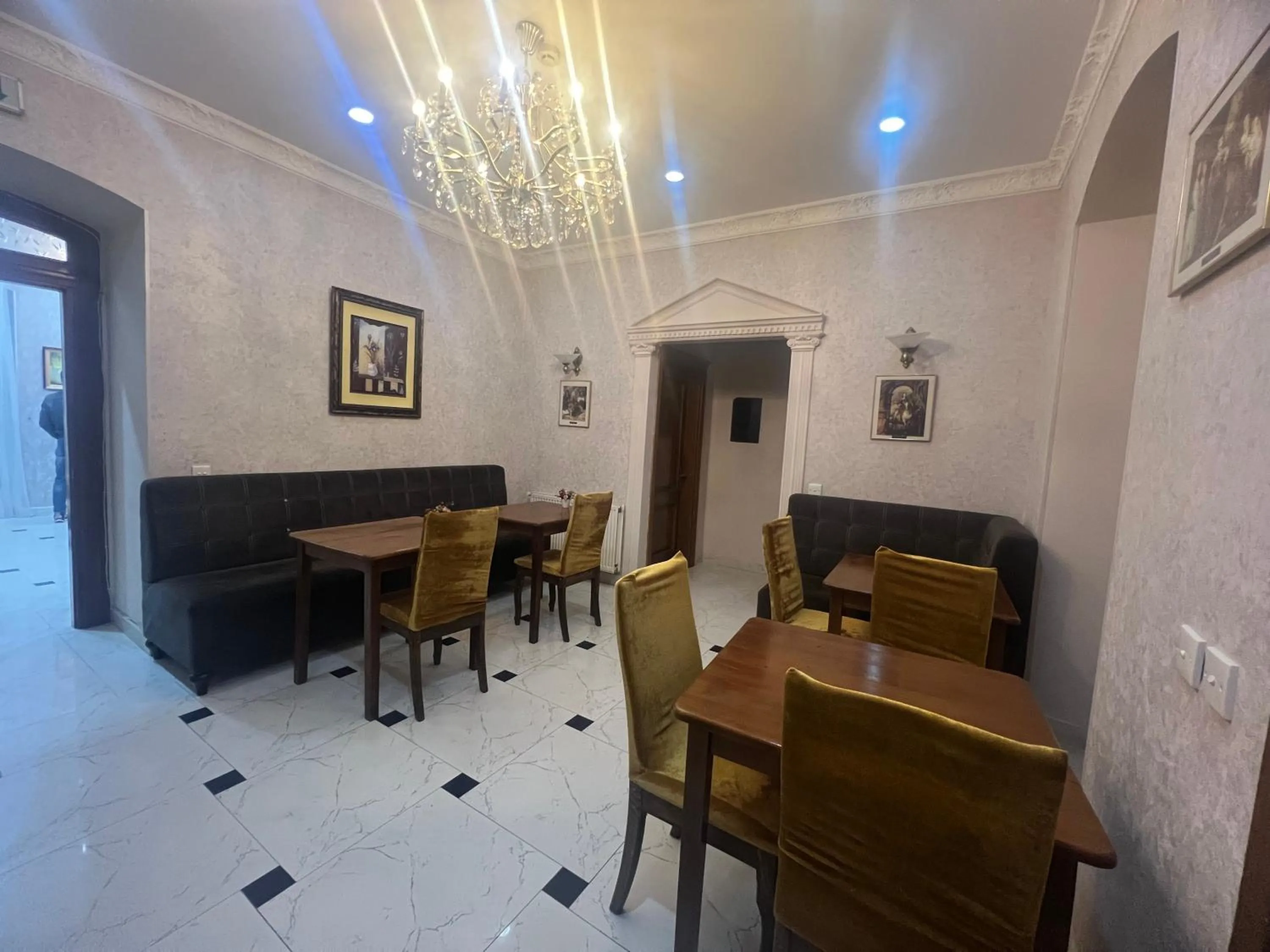Restaurant/places to eat in Swan Hotel Baku