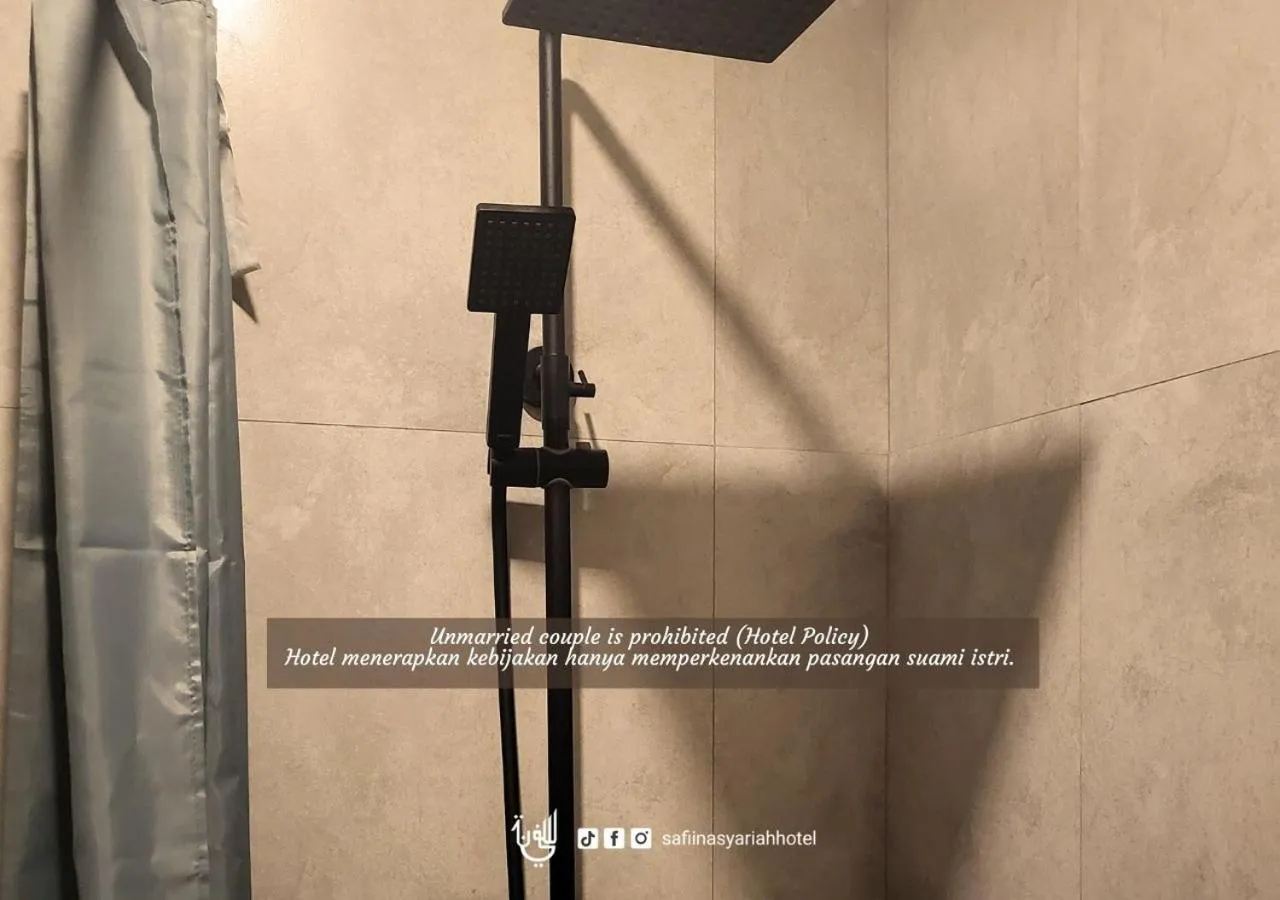Shower in The Safiina Point Syariah Hotel