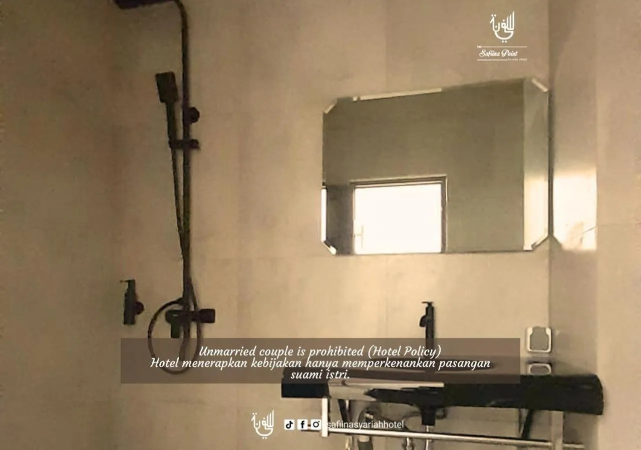 Shower in The Safiina Point Syariah Hotel