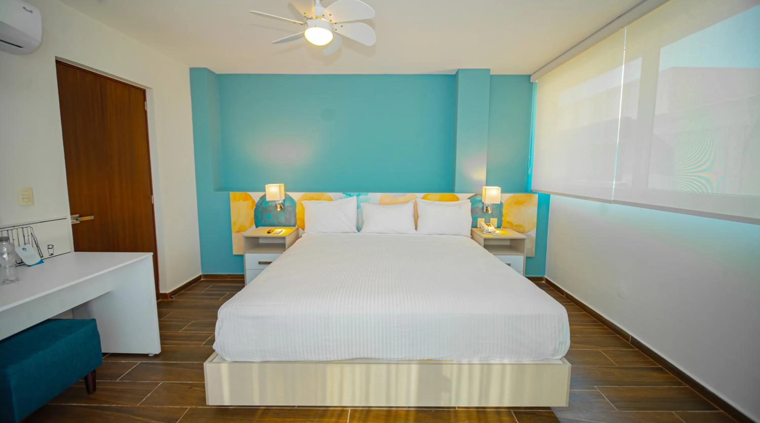 Photo of the whole room, Bed in Vista Express Guadalajara Expo SureStay Collection by BW