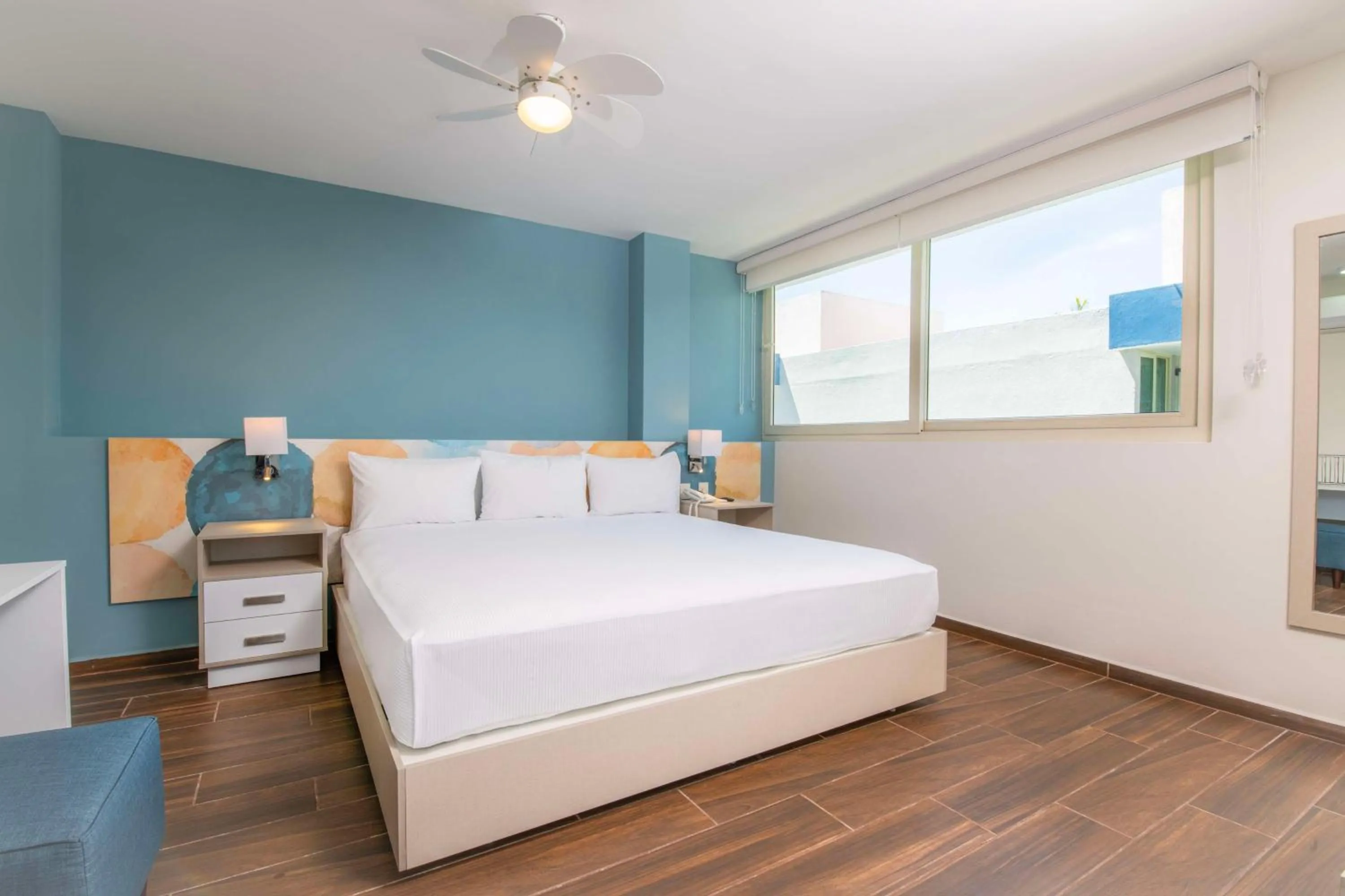 Photo of the whole room, Bed in Vista Express Guadalajara Expo SureStay Collection by BW